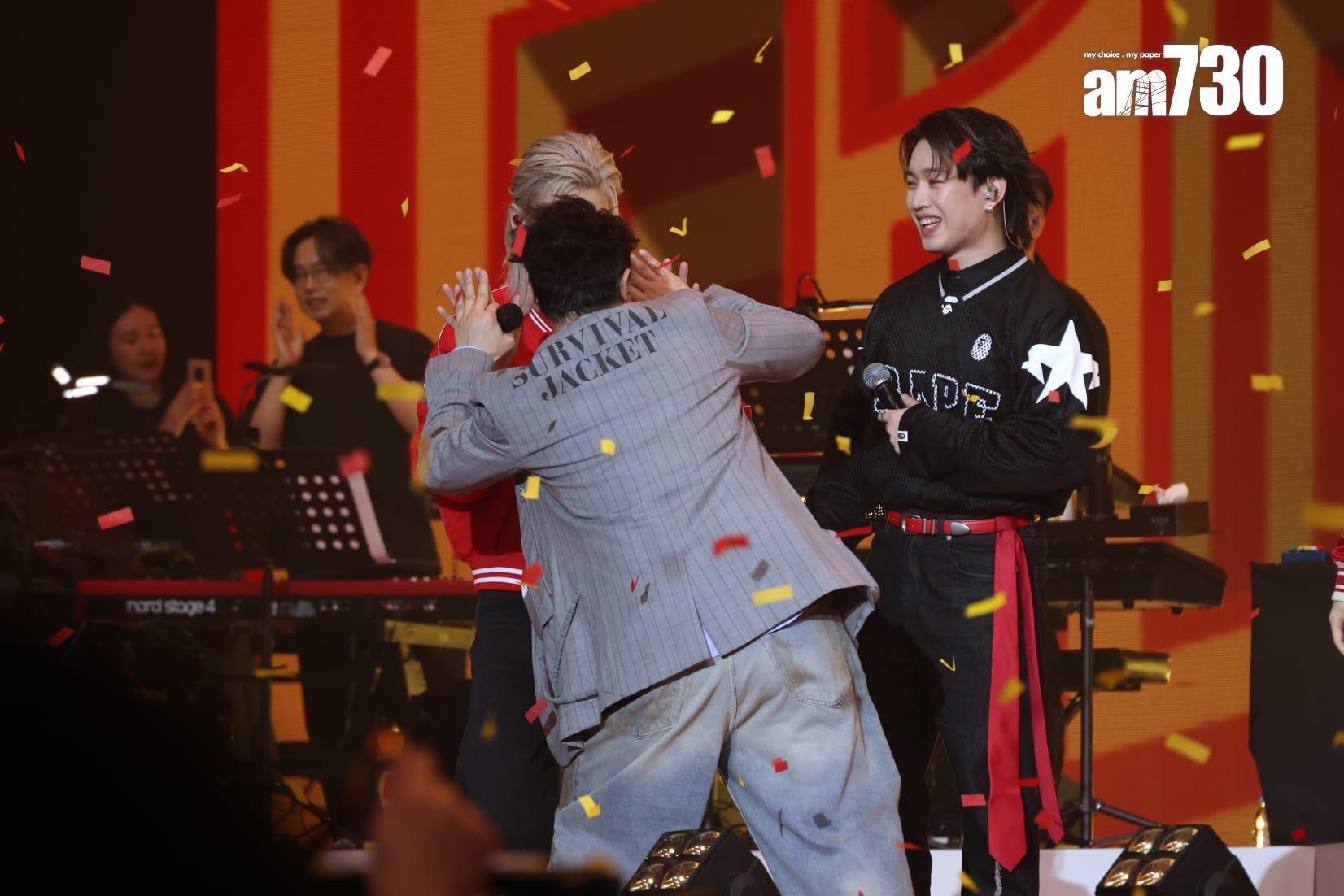 Eason完成表演後,逐一與MIRROR成員擁抱或擊掌。(林俊源攝)