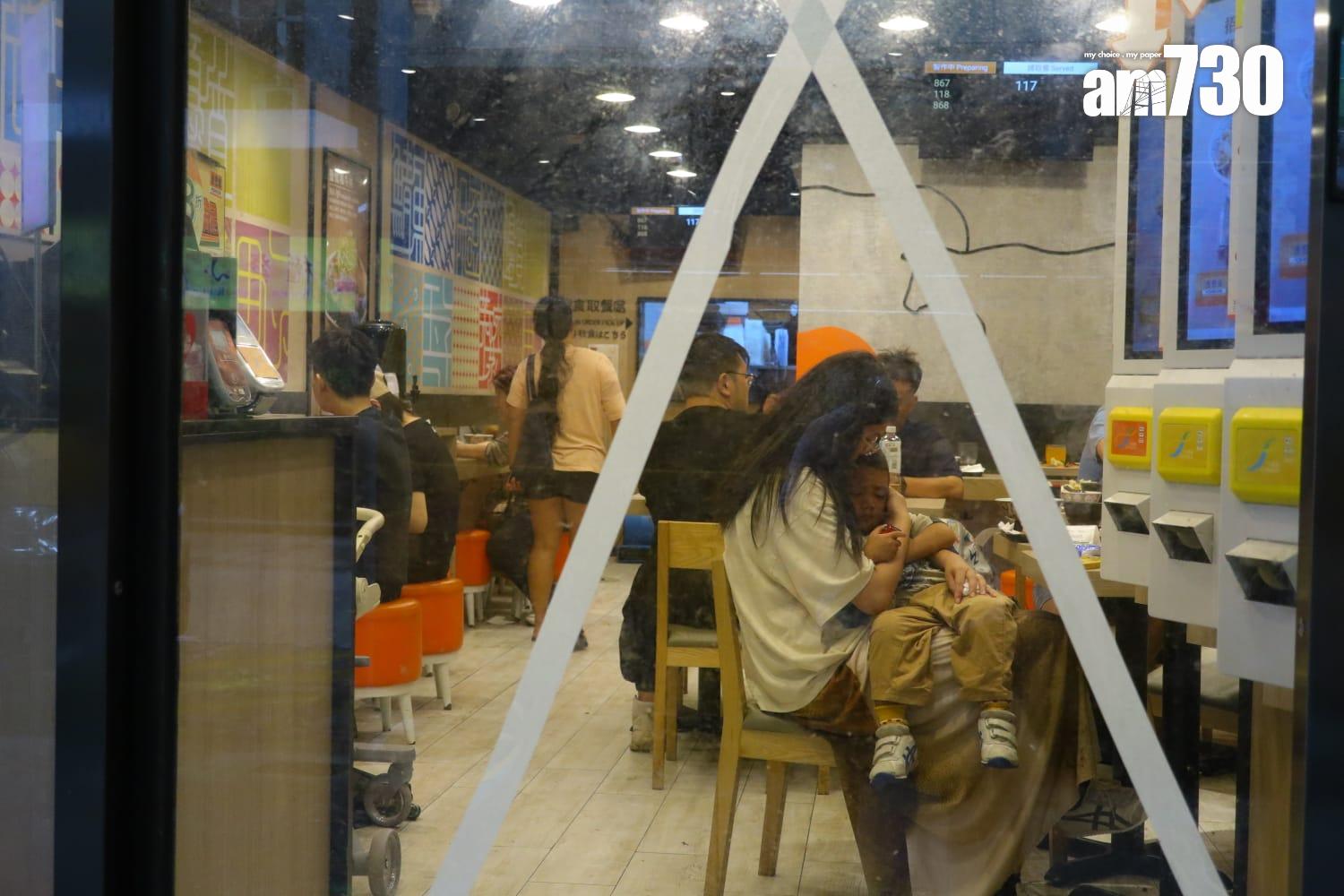 有食客如常外出用膳。(鍾式明攝)