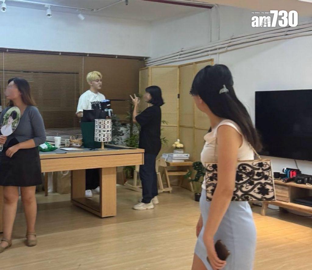 金東彬跟在場fans玩遊戲、合照、簽名,還有抽獎大派福利。