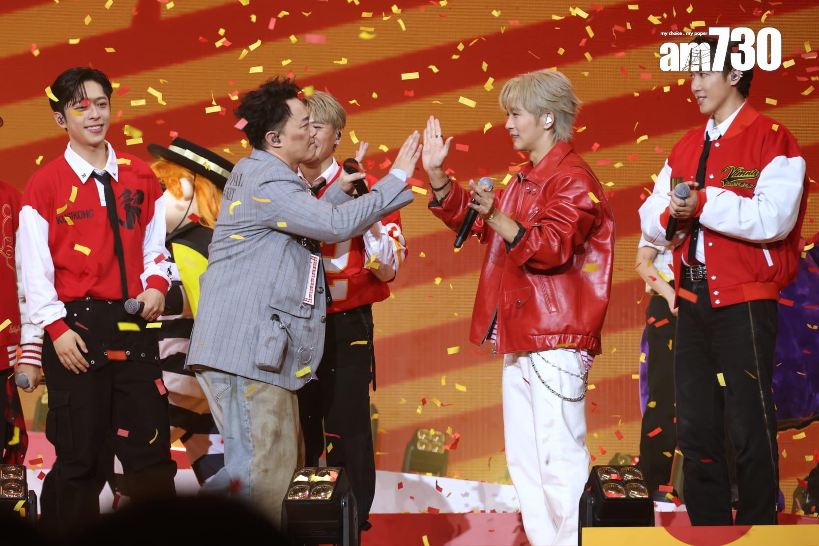 Eason完成表演後,逐一與MIRROR成員擁抱或擊掌。(林俊源攝)