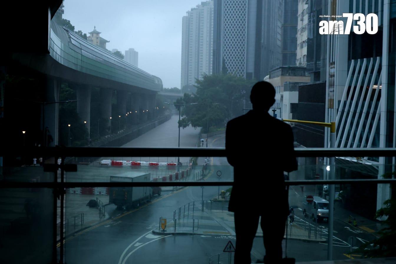 天文台今日9時10分才發出黑色暴雨警告訊號,不少打工仔需要冒雨上班。(林俊源攝)