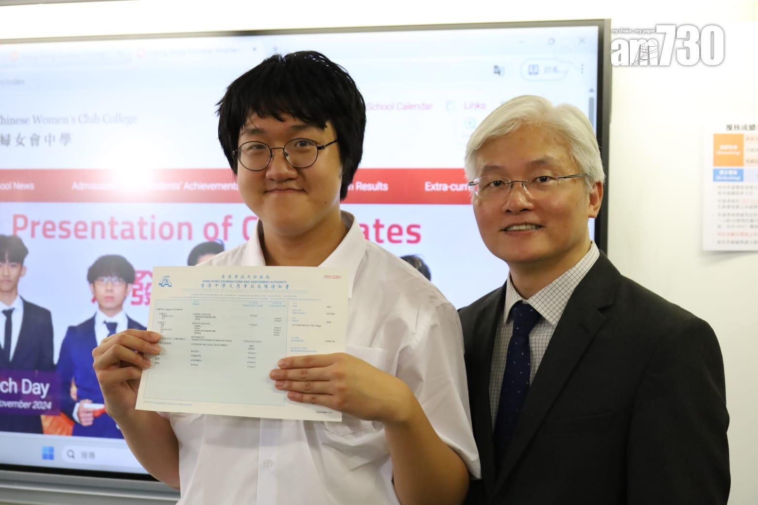 DSE放榜2025|中國婦女會中學王海博在今年DSE核心科目及選修科目取得總共8科5**成績,成為「終極狀元」。(鍾式明攝)