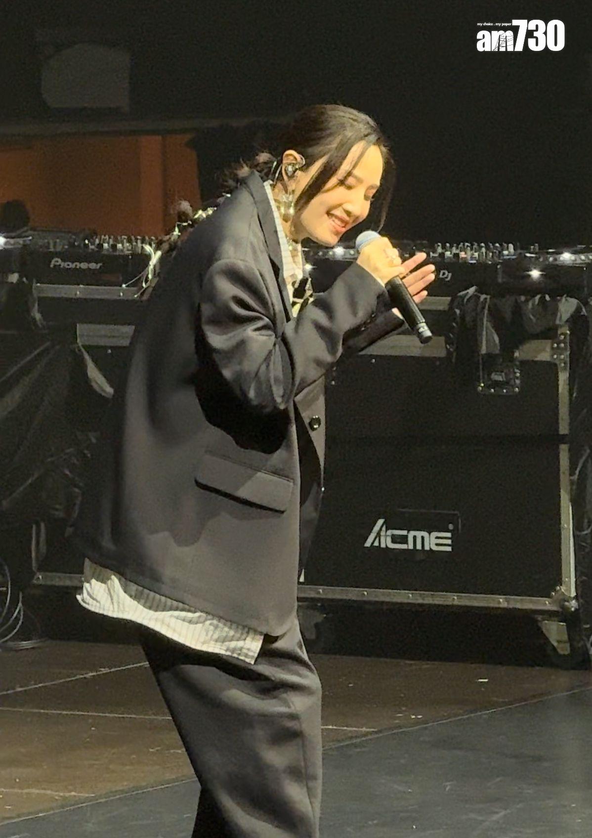 久未在港站台的Yumiko,唱出James Ting為她創作的《雲上舞》。