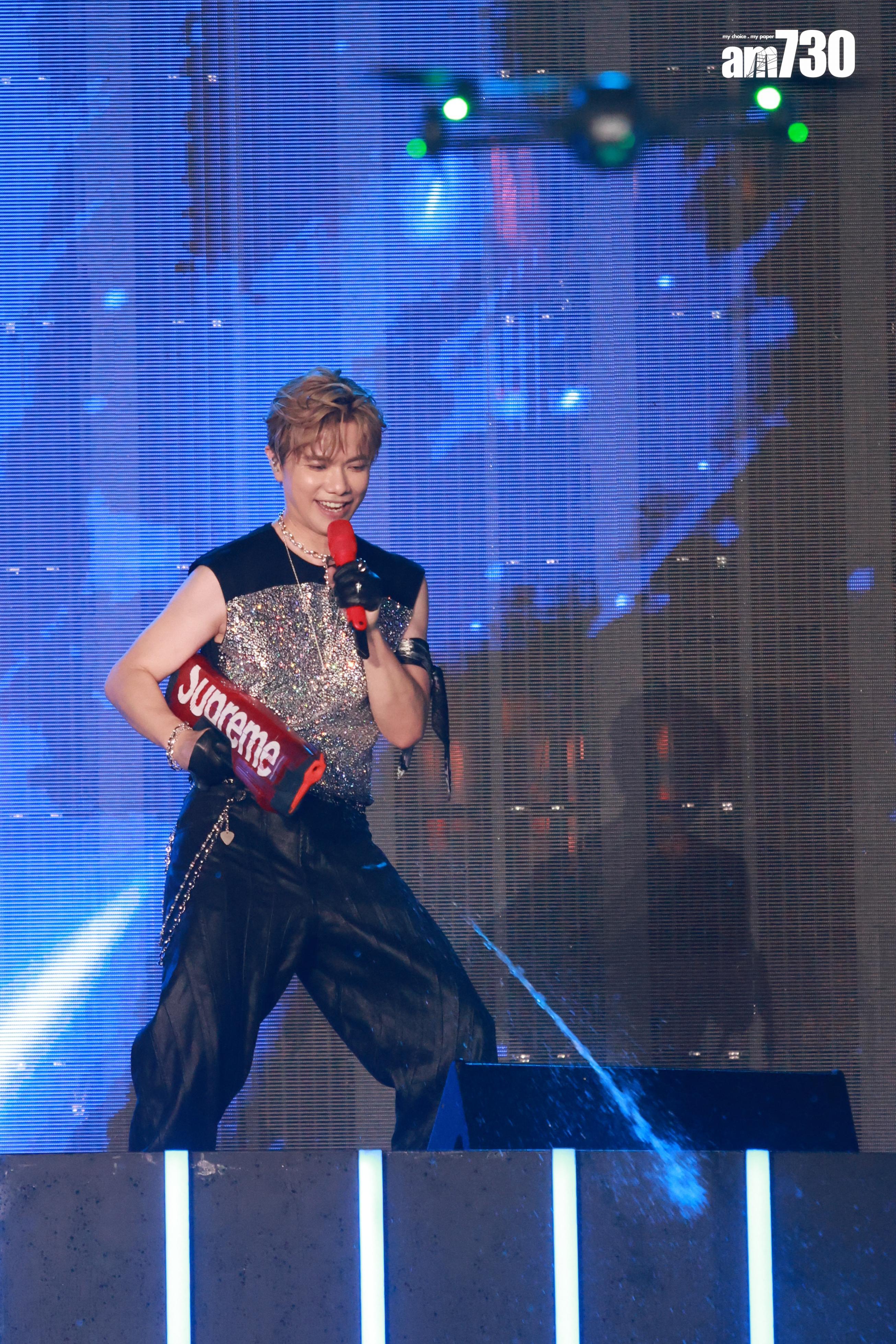 張敬軒現身澳門擔任「銀河幻影狂野派對」表演嘉賓,拿著巨型水槍向觀眾狂射。(娛樂組攝)