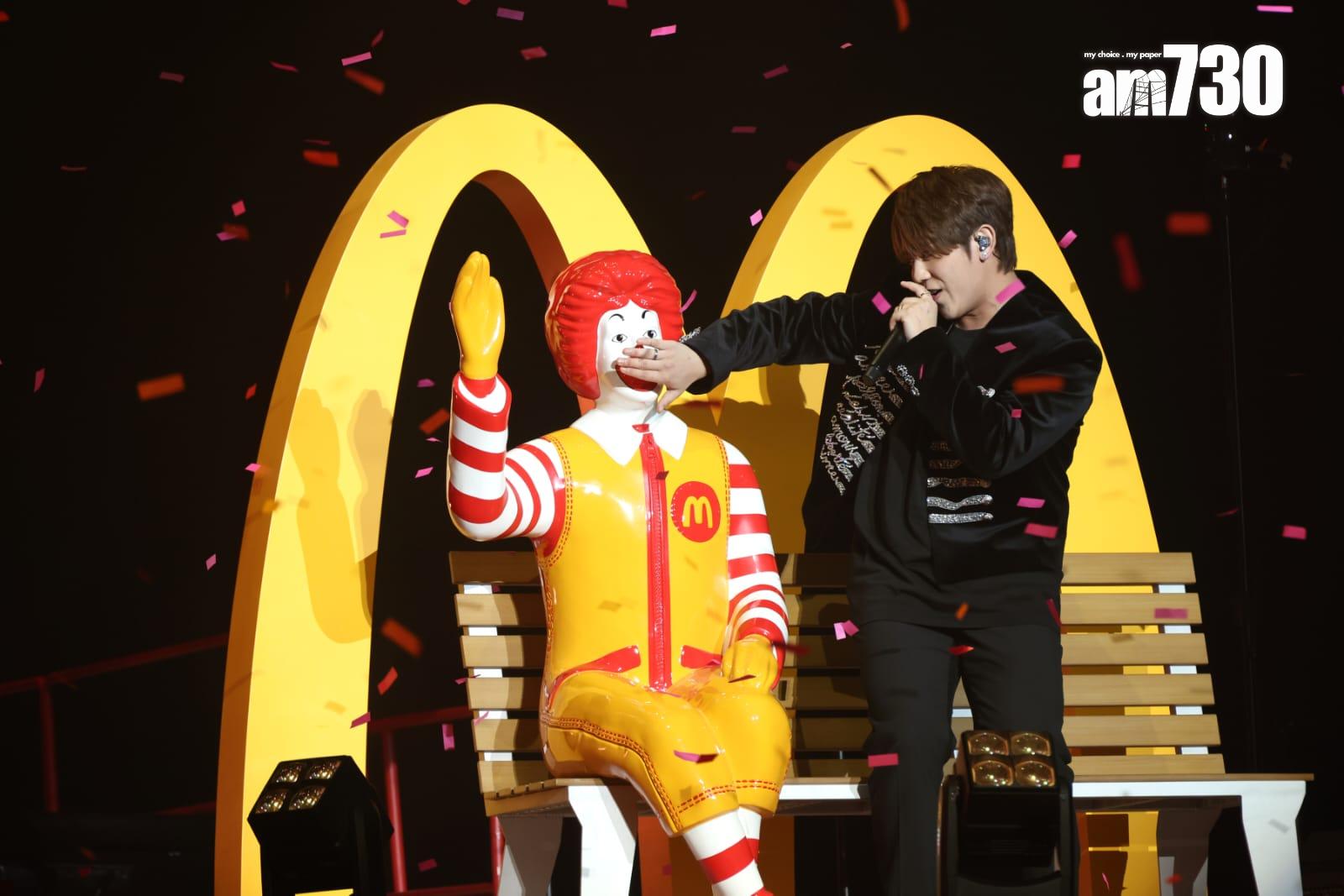 姜濤現身亞博的《香港麥當勞50週年 i'm lovin' it音樂會》,唱《蒙著嘴說愛你》。(林俊源攝)