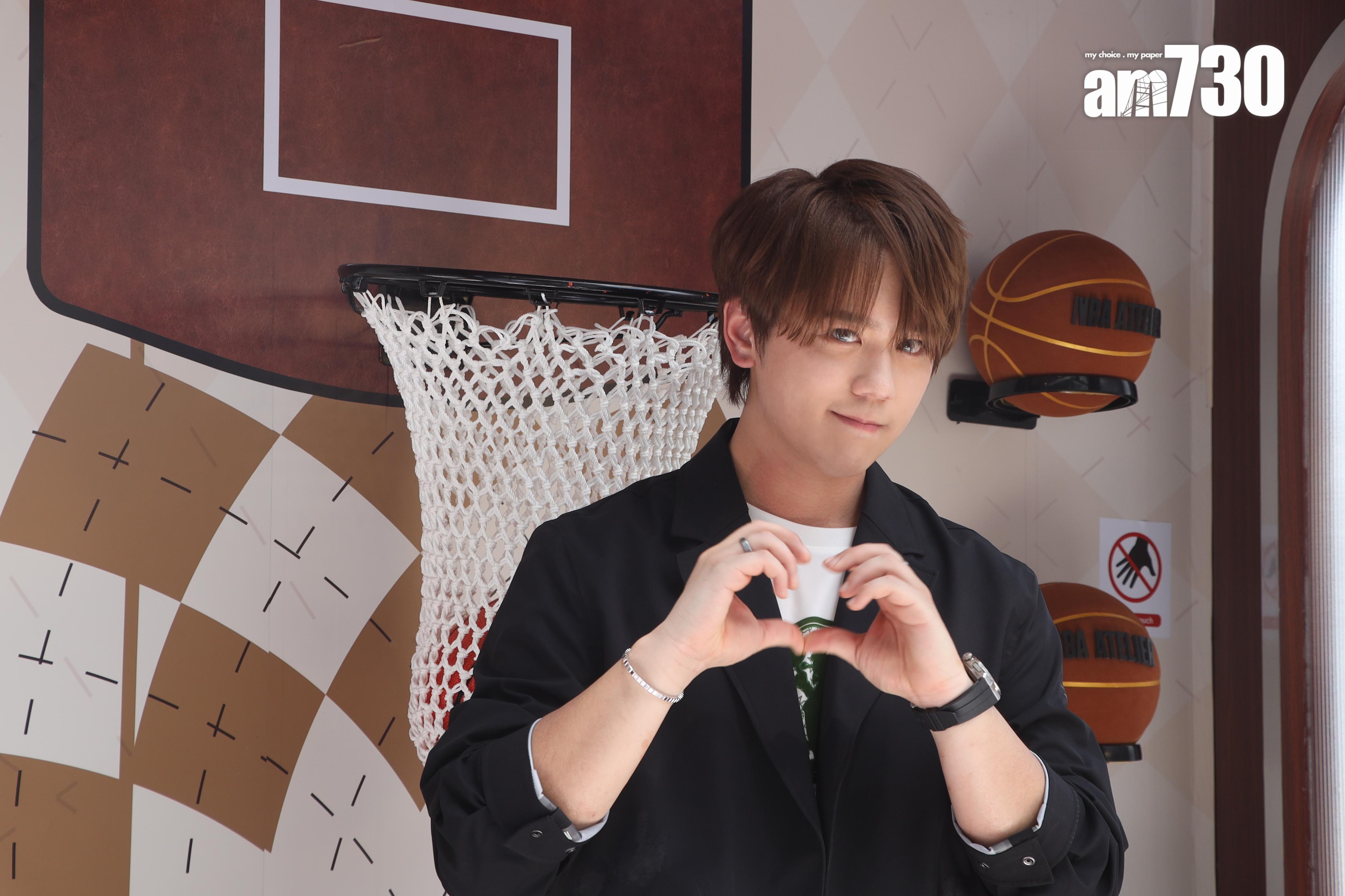 姜濤在30多度的高溫下,仍著黑色西裝褸出席運動活動,身體耐熱程度一流。