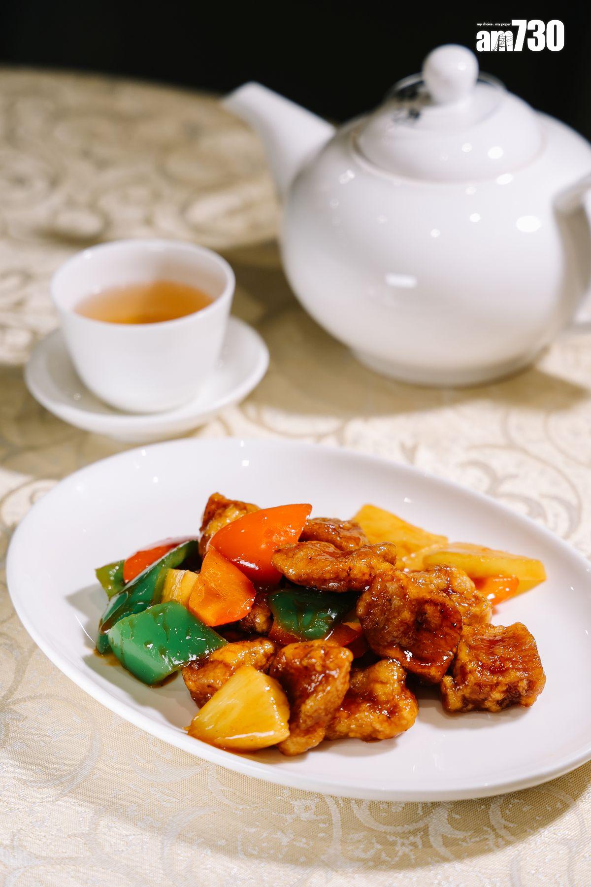 菠蘿咕嚕肉($258)非常出色!豬頸肉鬆脆爽口鎖著肉汁,新鮮菠蘿清甜。(吳康琦攝)