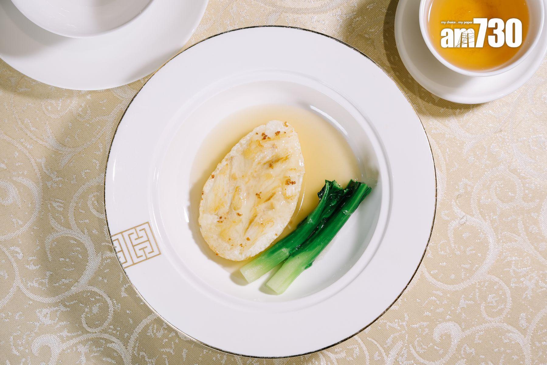 蟹肉蛋白琵琶燕($320 / 位,2位起)蛋白與手拆花蟹肉及燕窩凝成琵琶形狀,散發蛋白香,上湯帶出優雅風韻。(吳康琦攝)