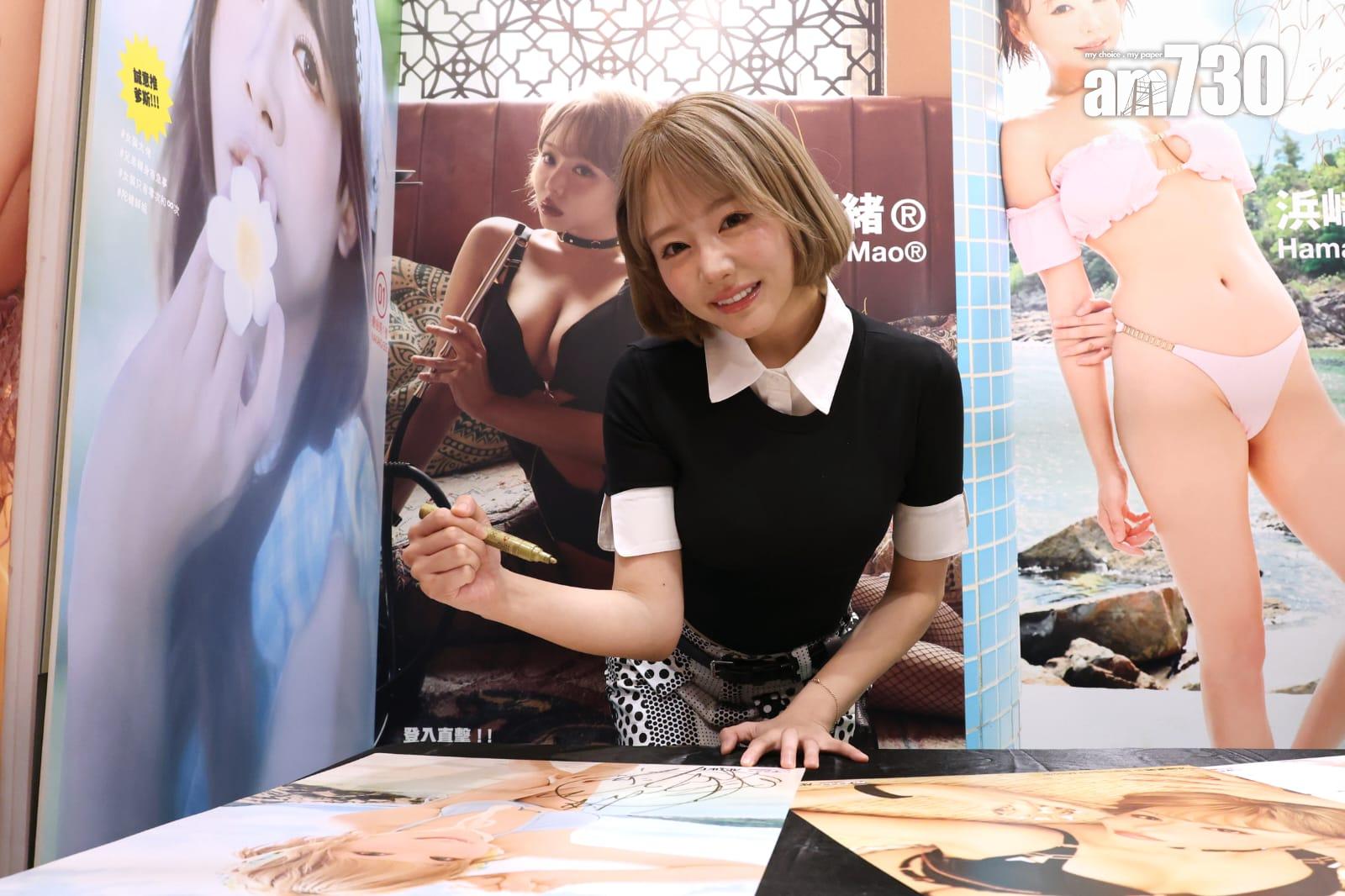 為現場粉絲簽名留念。(林俊源攝)