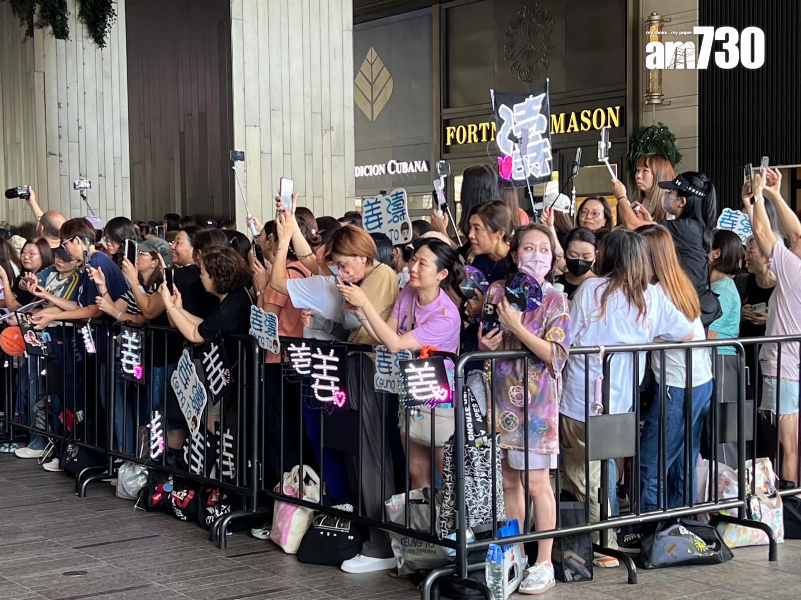 姜濤出席尖沙咀快閃活動,大批姜糖無懼酷熱天氣,早在現場守候。(娛樂組挕)