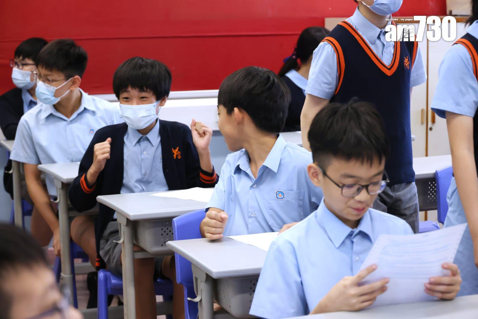 升中派位放榜,有八成半學生獲派第一志願。油蔴地天主教小學(海泓道)派位滿意率比去年增加10%,至接近95%(林俊源攝)