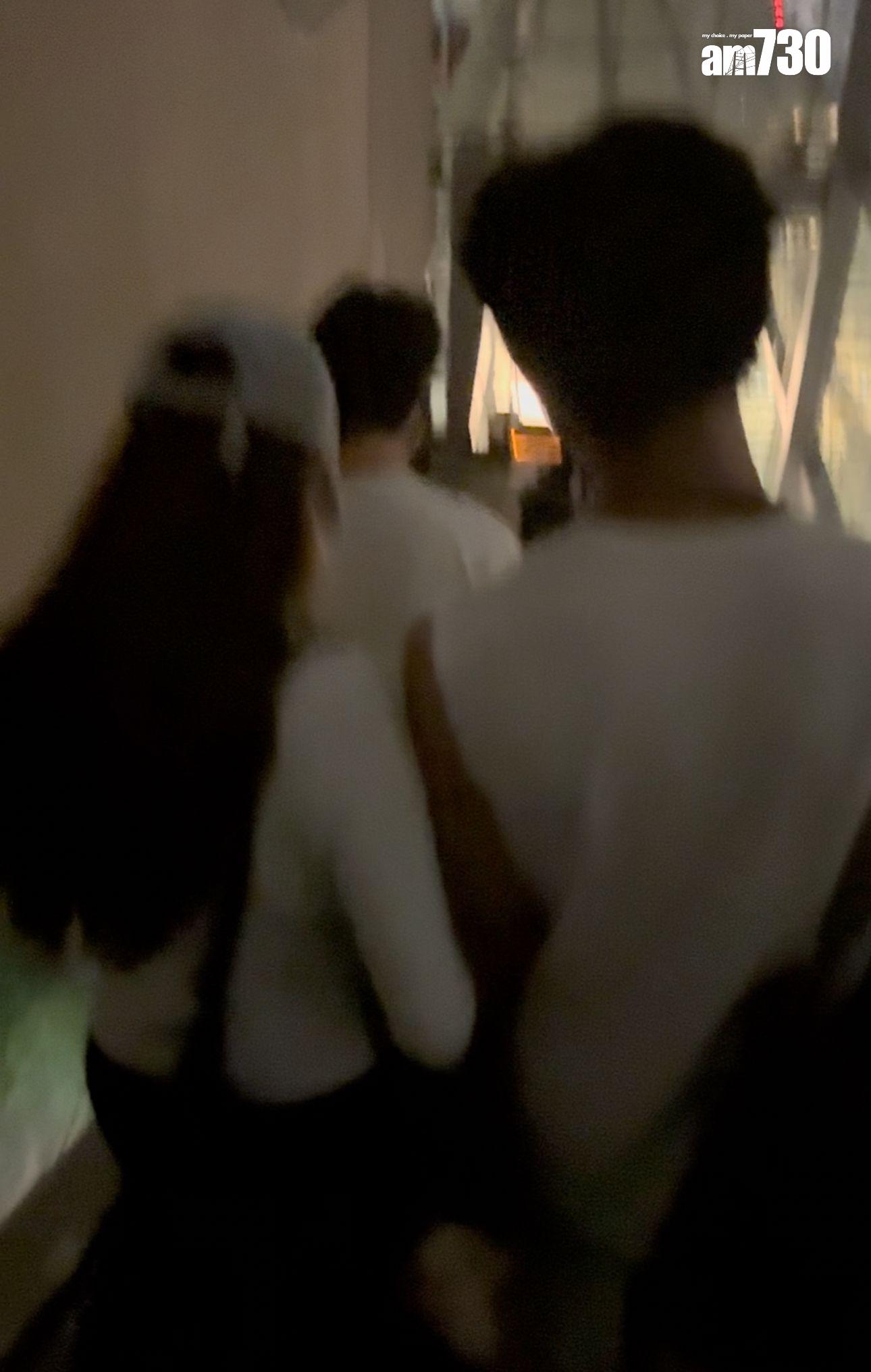 鍾柔美與另一半在暗黑環境黐到實。 (娛樂組攝)