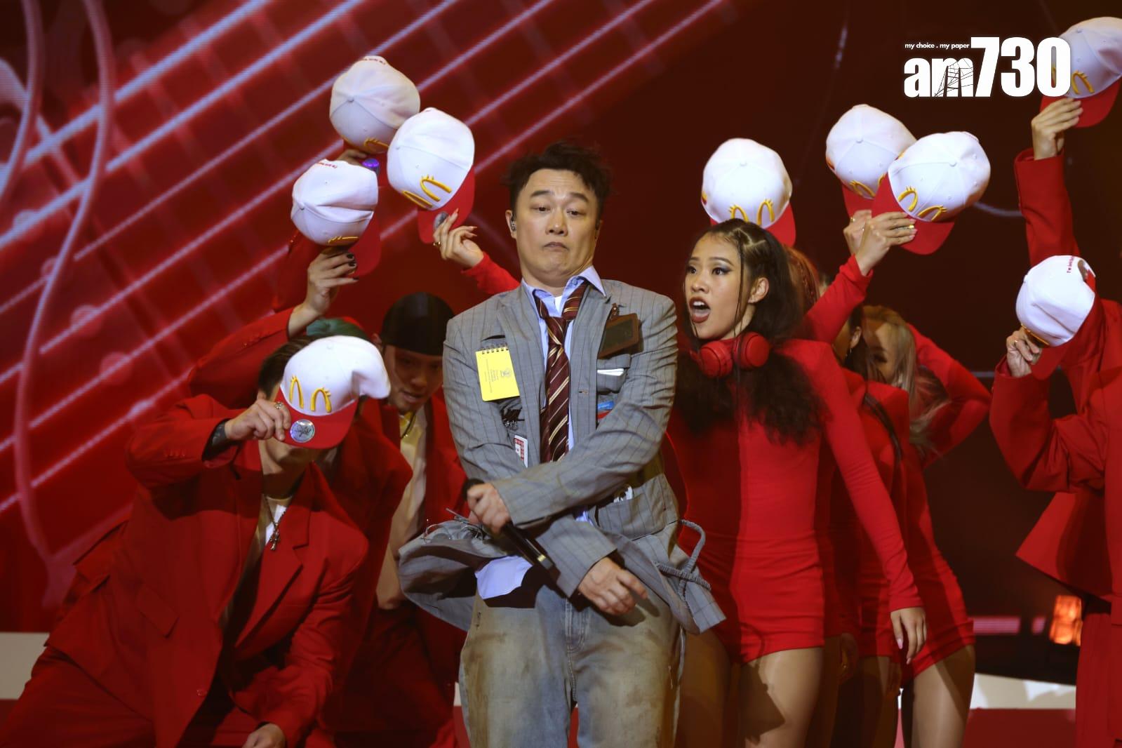 Eason現身亞博的《香港麥當勞50週年 i'm lovin' it音樂會》,戴頭盔演唱。(林俊源攝