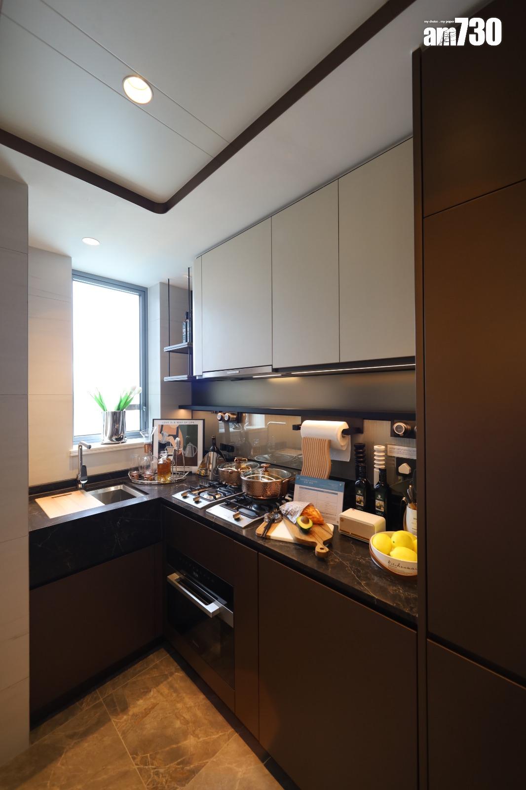 維港•灣畔示範單位|669呎連家具三房戶 深棕金銅色系強調風格藝術(多圖有片)|啟德新盤