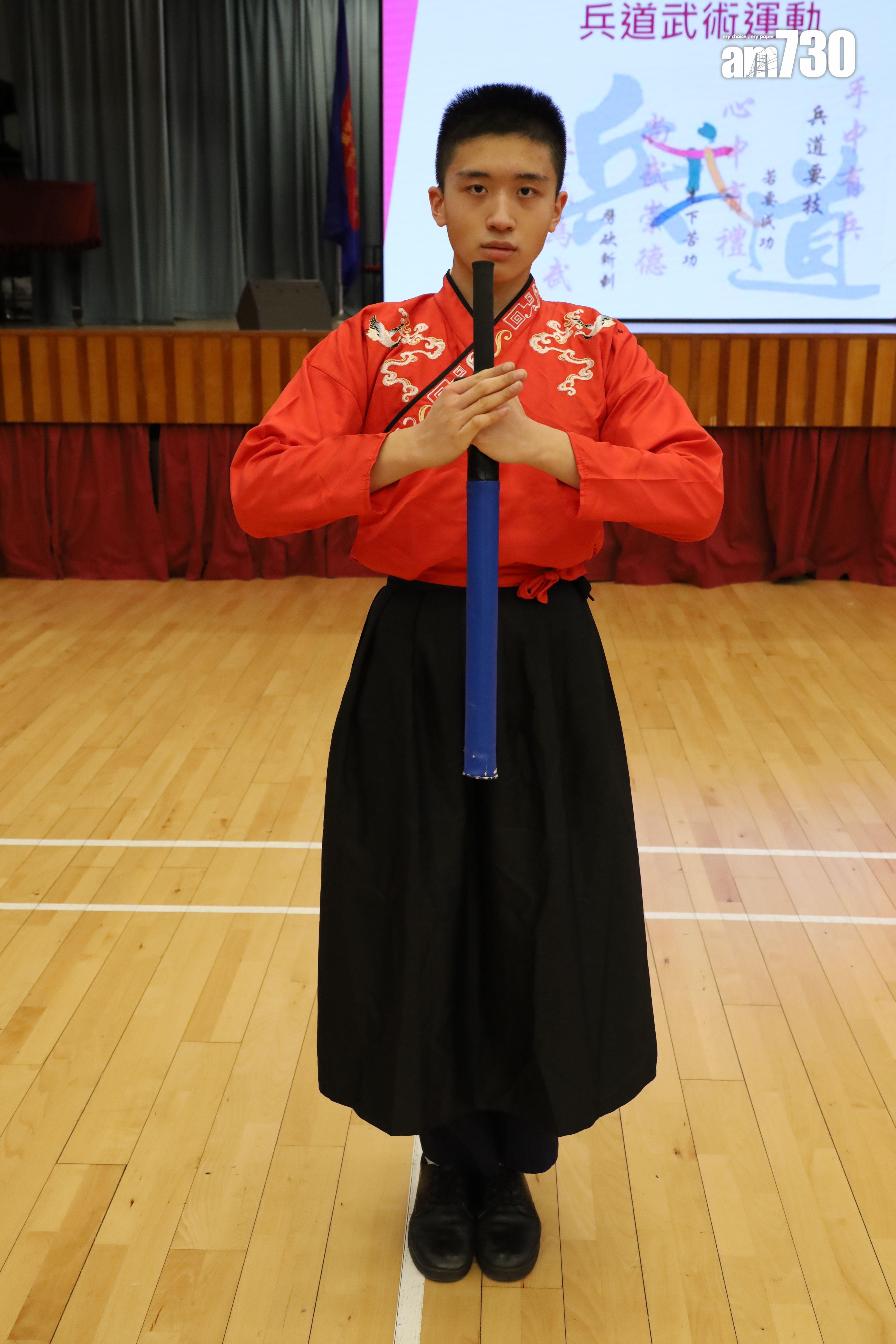 學生練習前後亦會進行抱拳作揖,以示尊重。 (鍾式明攝)