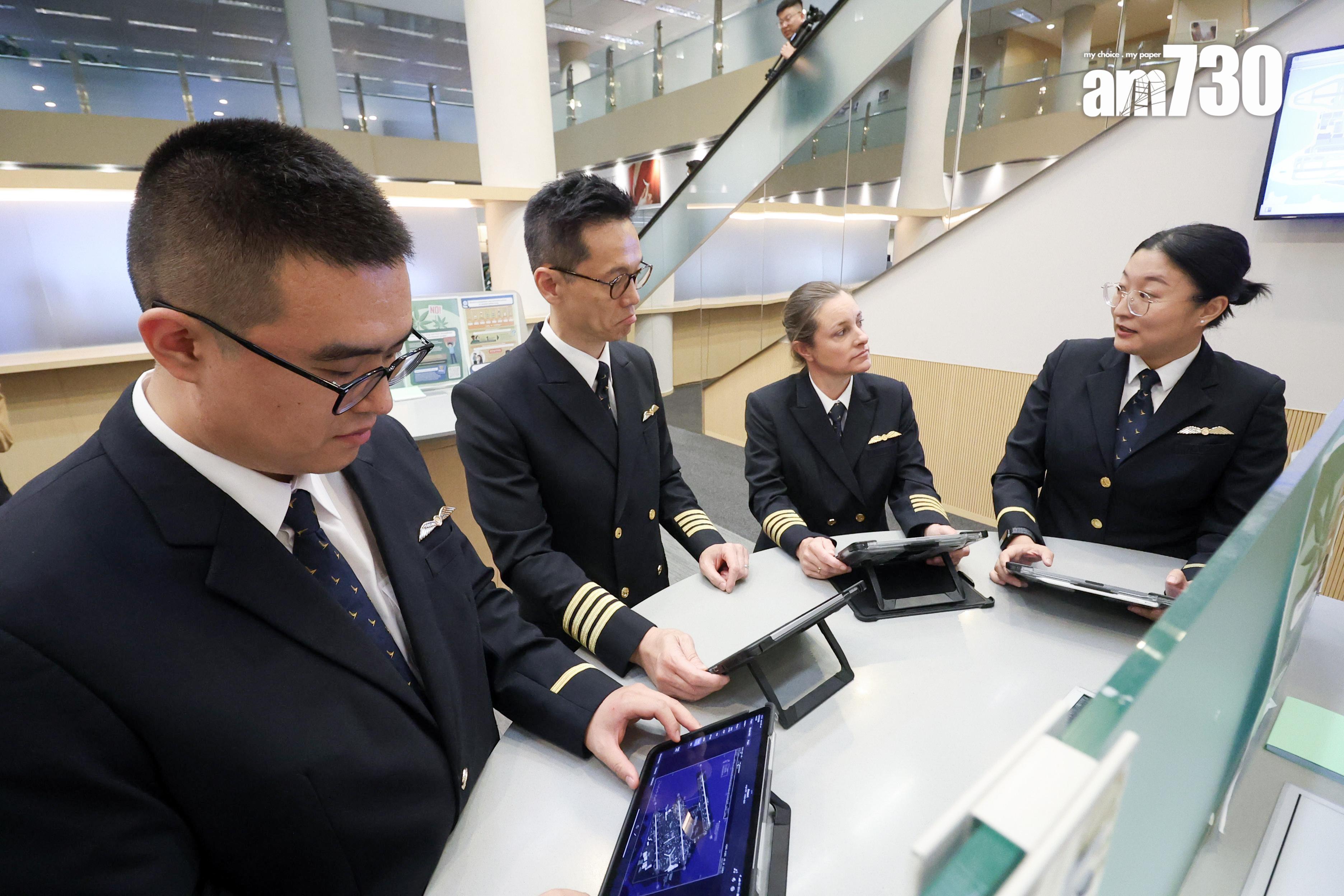 四位機師在起飛前作簡報會。(周令知攝)