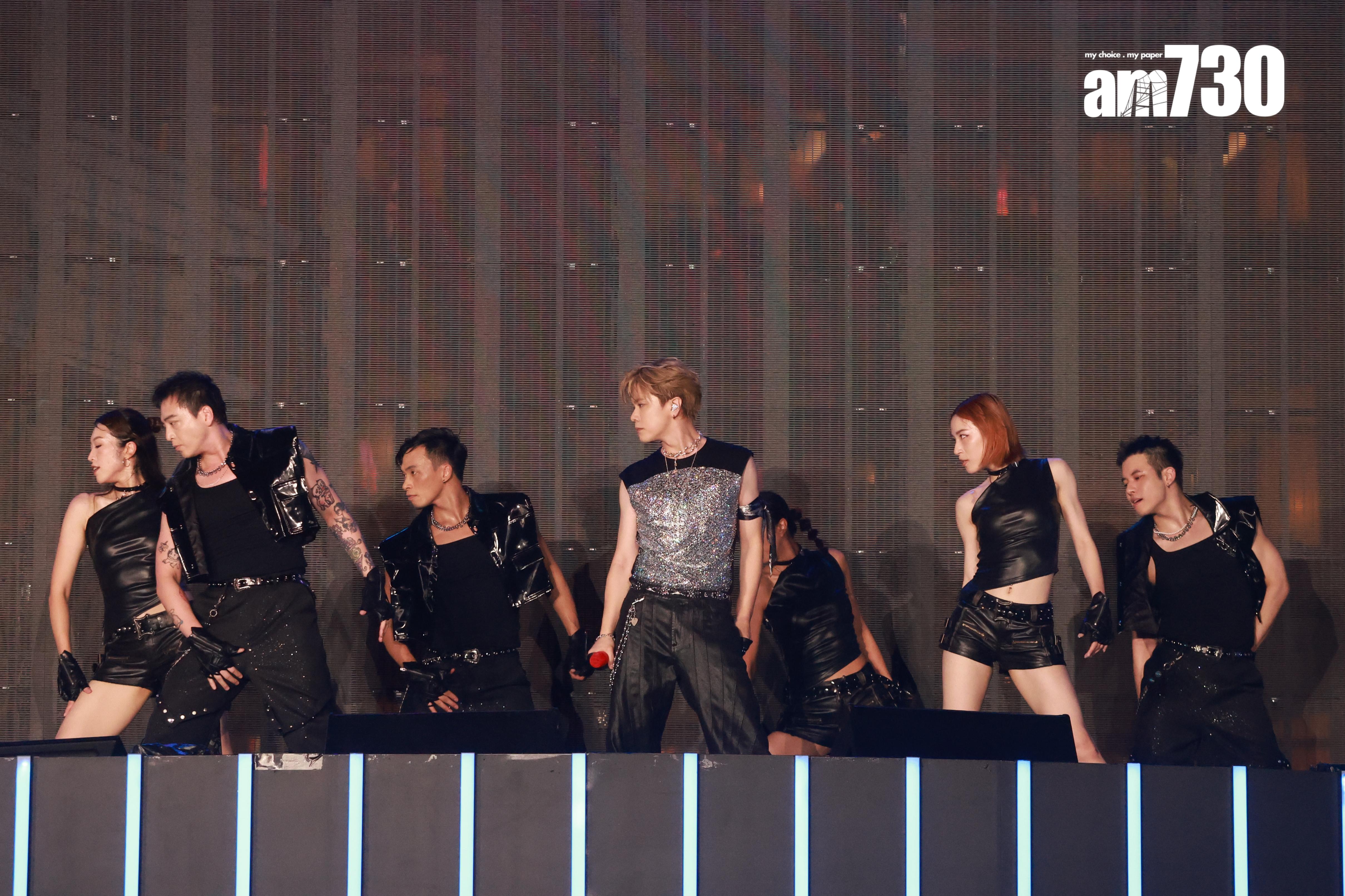 張敬軒現身澳門擔任「銀河幻影狂野派對」表演嘉賓,在3號颱風下戶外演出。(娛樂組攝)