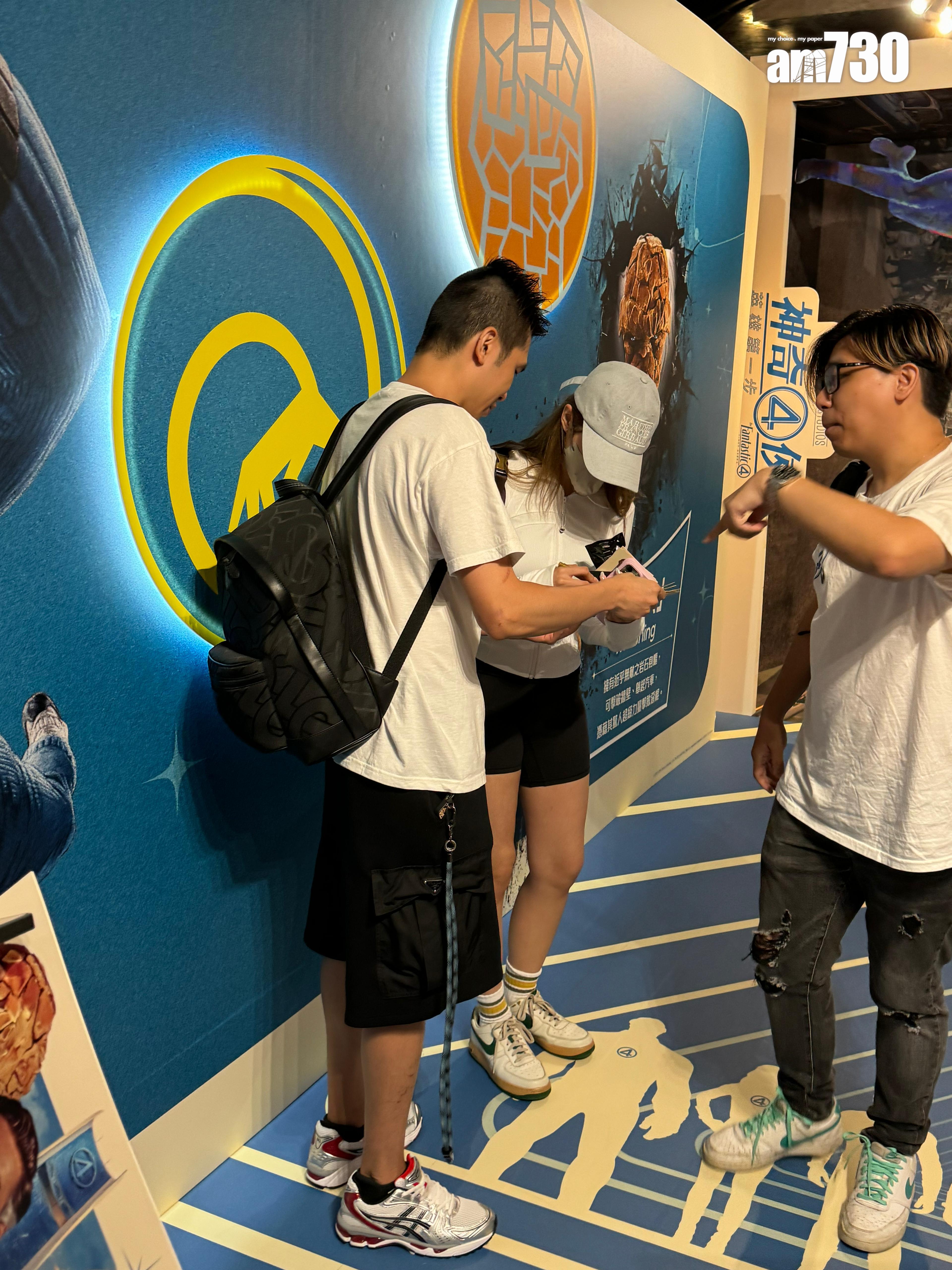 鍾柔美被粉絲認出索簽名。 (娛樂組攝)