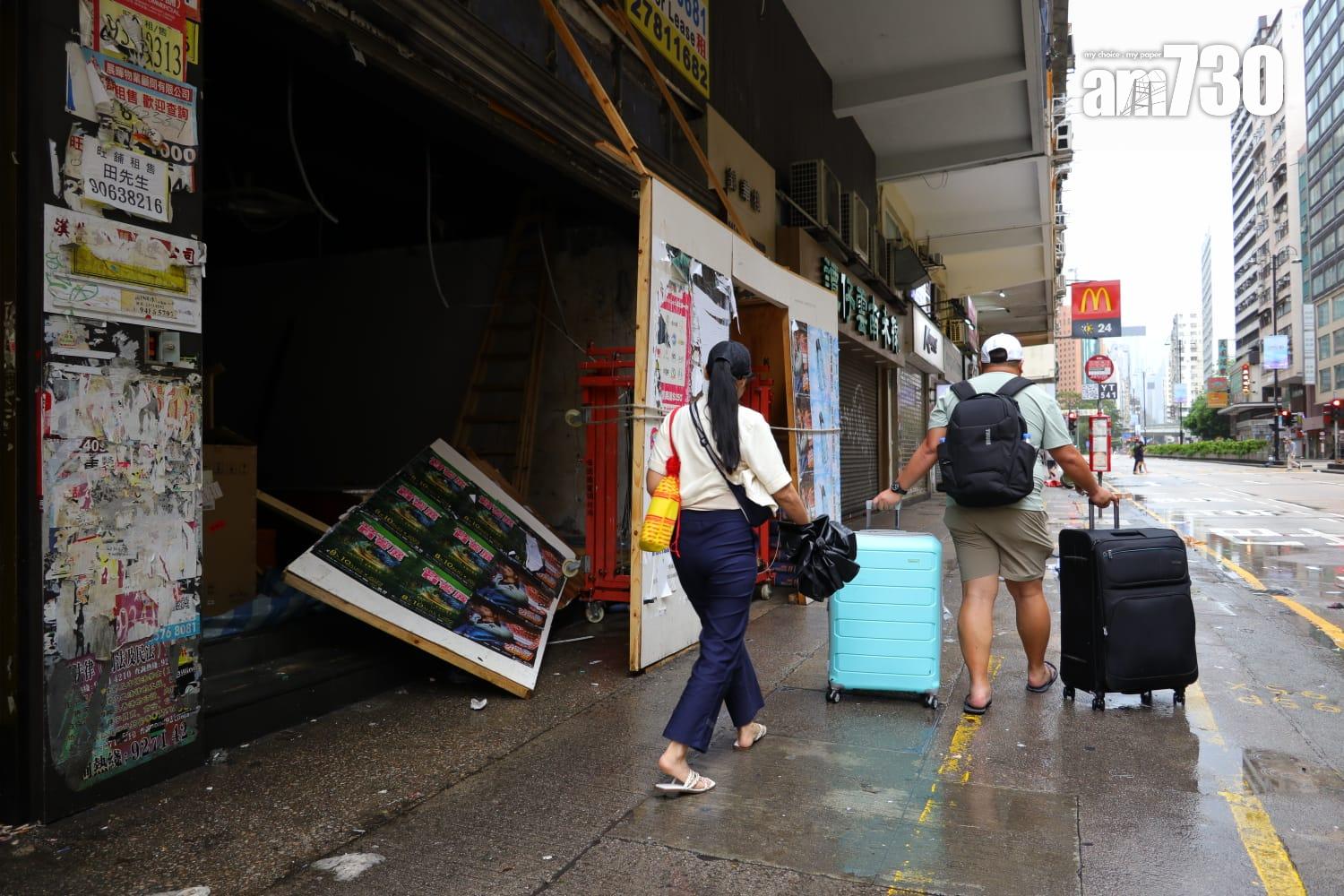 韋帕吹襲下的街道。(鍾式明攝)
