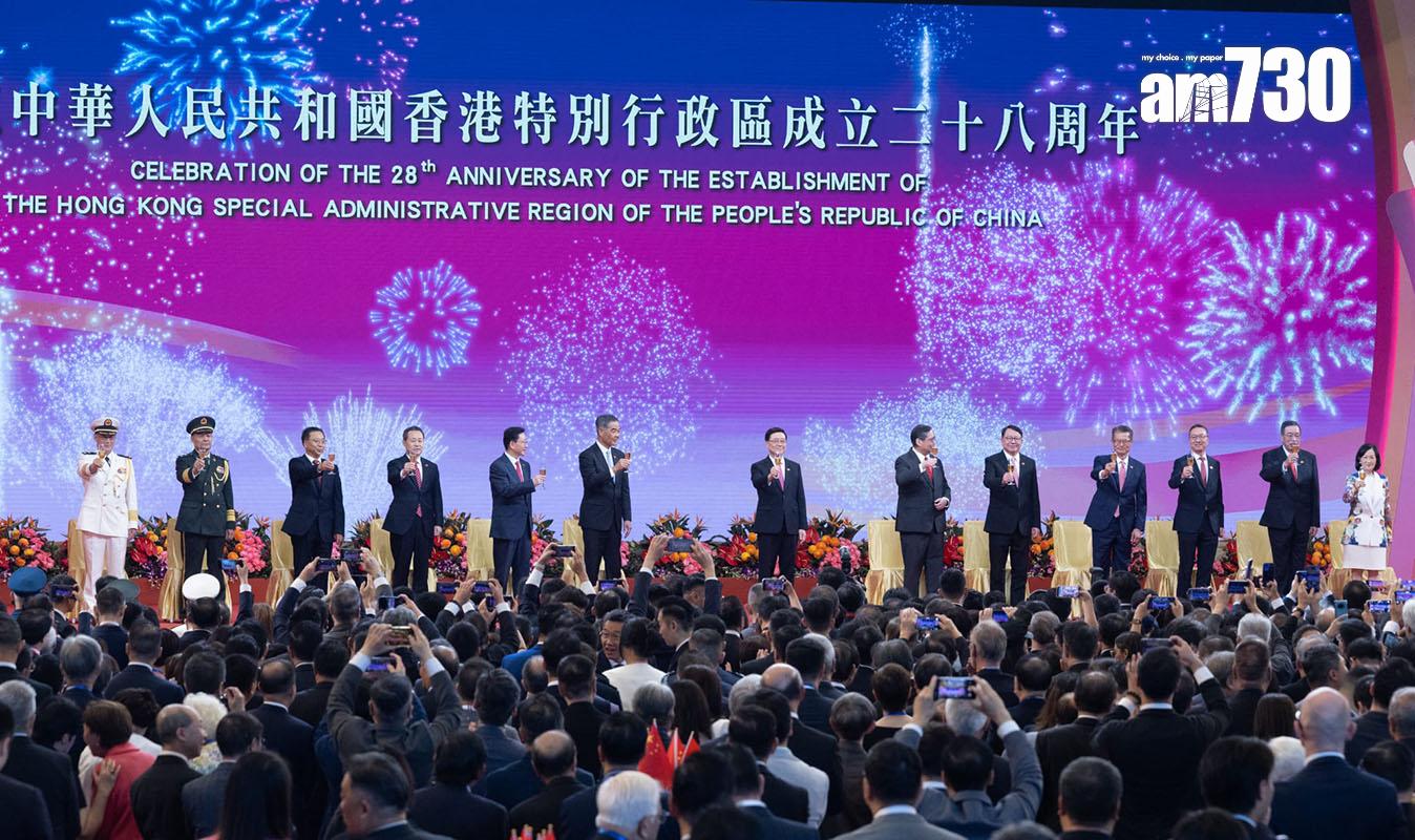 特區政府在會展舉行回歸28周年慶祝酒會。(蘇文傑攝)