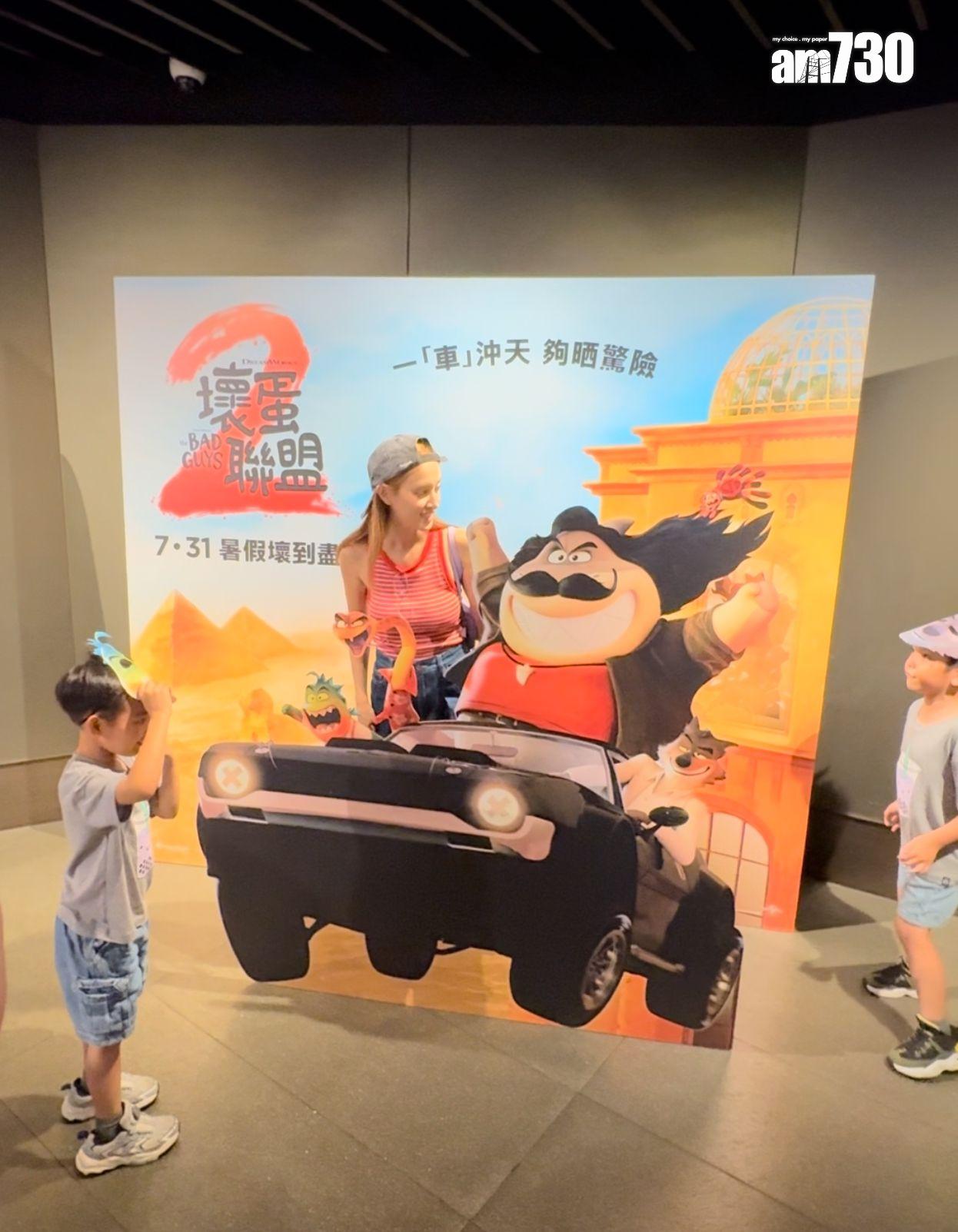 陳凱琳帶著兩子睇戲,相當忙碌。 (娛樂組攝)