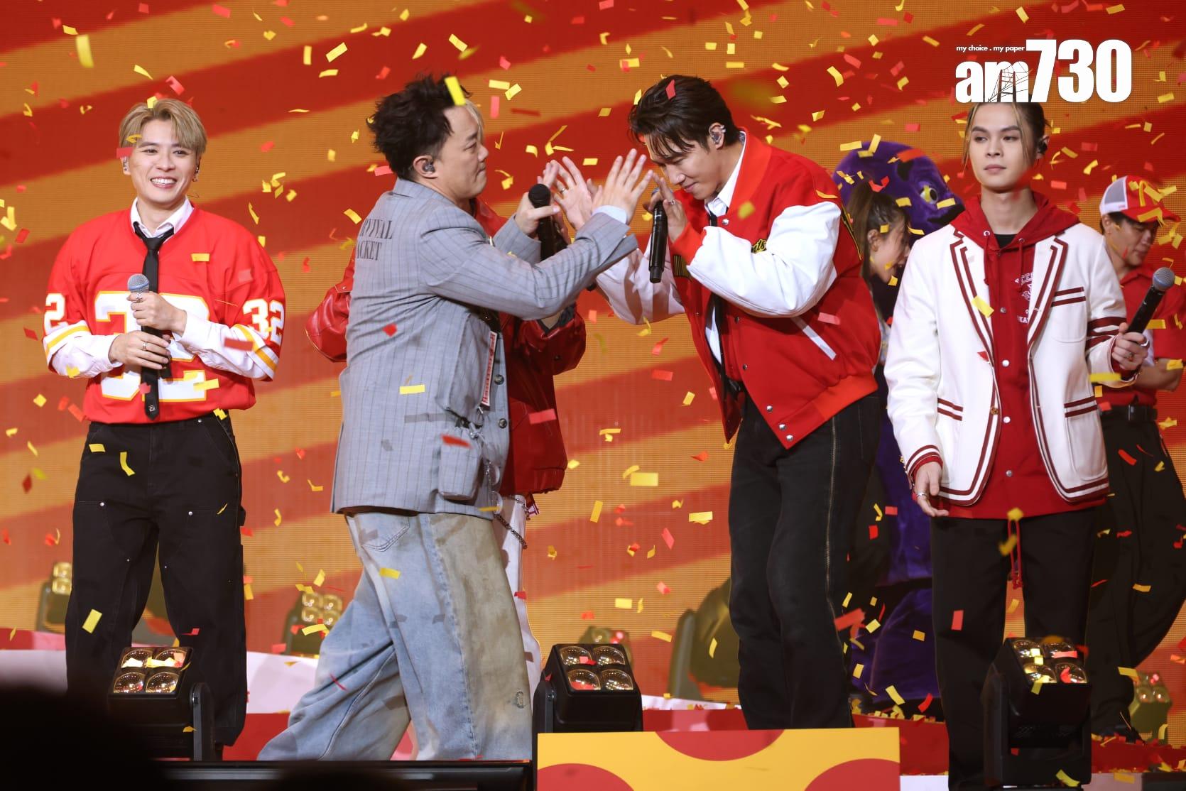 Eason完成表演後,逐一與MIRROR成員擁抱或擊掌。(林俊源攝)