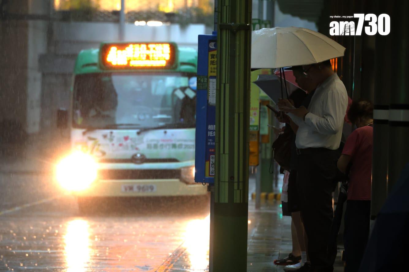 天文台今日9時10分才發出黑色暴雨警告訊號,不少打工仔需要冒雨上班。(林俊源攝)