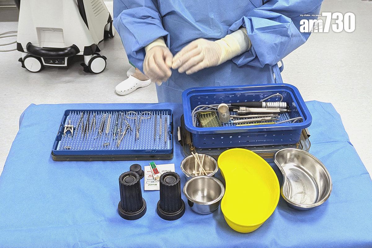 手術室會有兩組護士交替工作,當另一組完成手術後便會立即推出新一套潔淨的儀器。(羅庸軒攝)