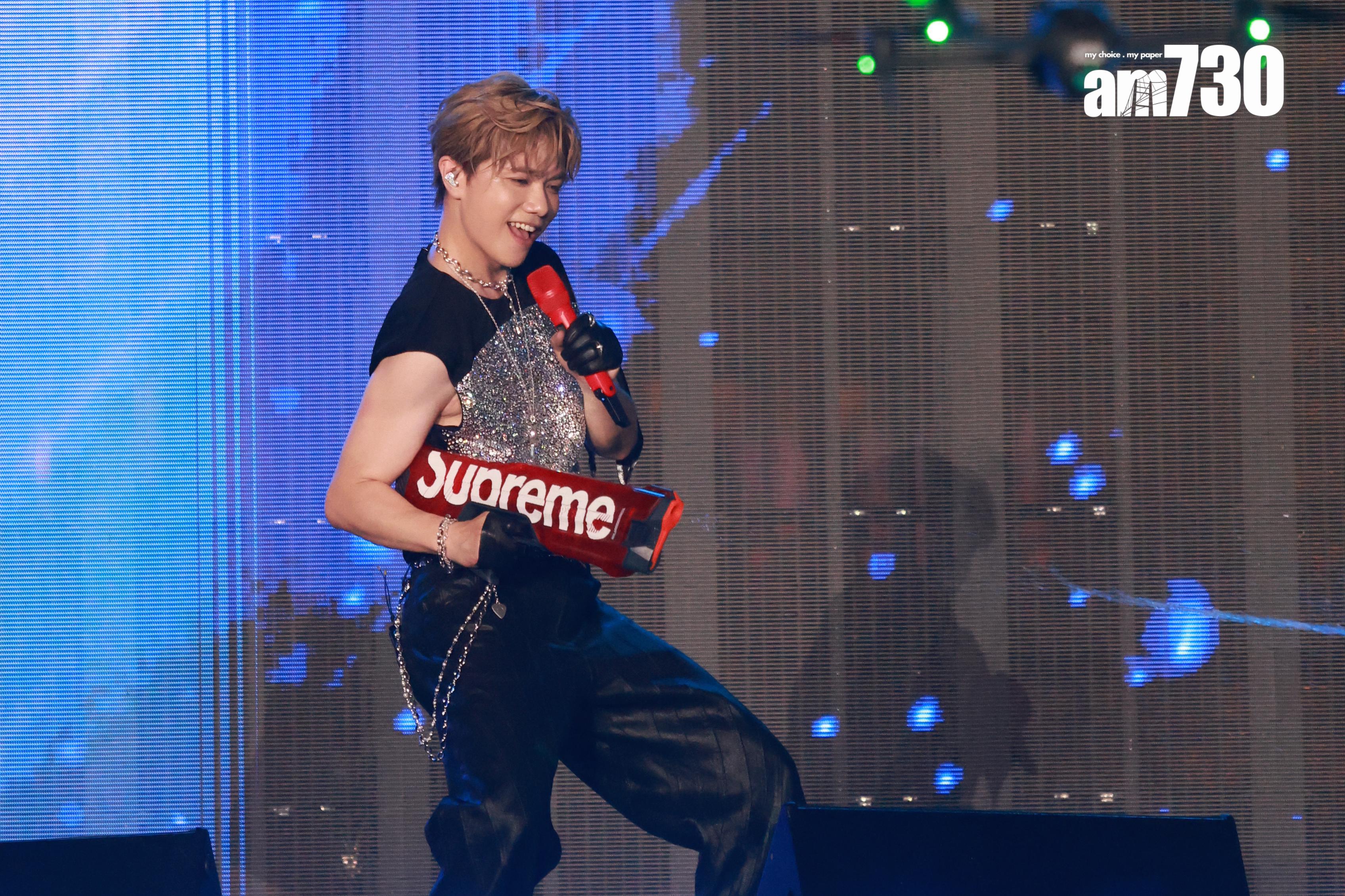 張敬軒現身澳門擔任「銀河幻影狂野派對」表演嘉賓,拿著巨型水槍向觀眾狂射。(娛樂組攝)