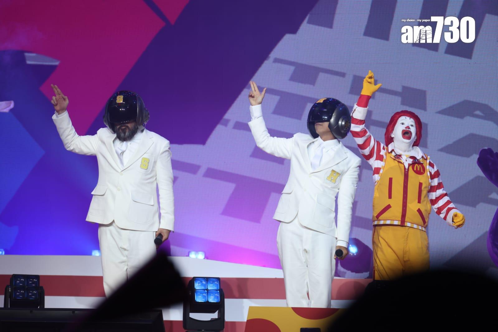 軟硬現身亞博的《香港麥當勞50週年 i'm lovin' it音樂會》,戴頭盔演唱。(林俊源攝