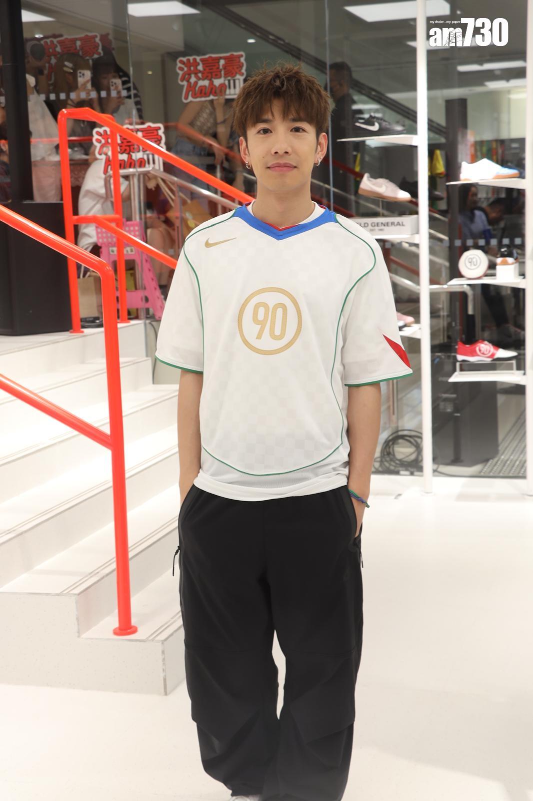 洪嘉豪笑言要推舉柳應廷Jer的陳健安半裸踢波。(娛樂組攝)