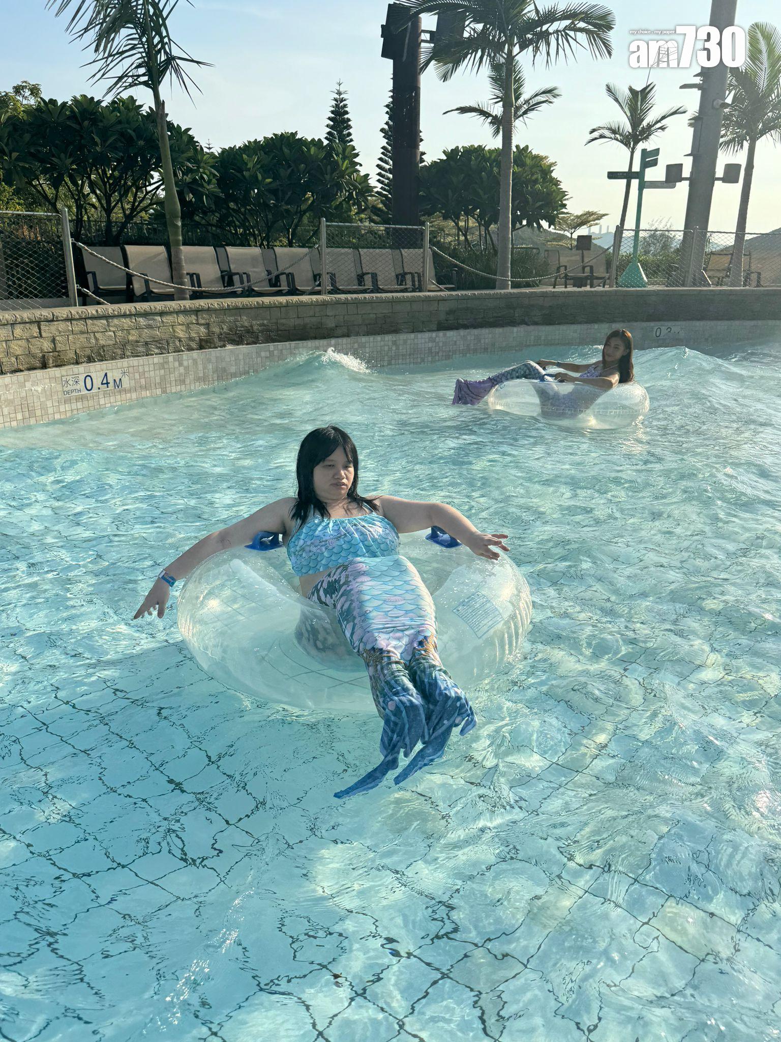 阿儀與黃榕齊穿美人魚泳裝玩水。 (娛樂組攝)