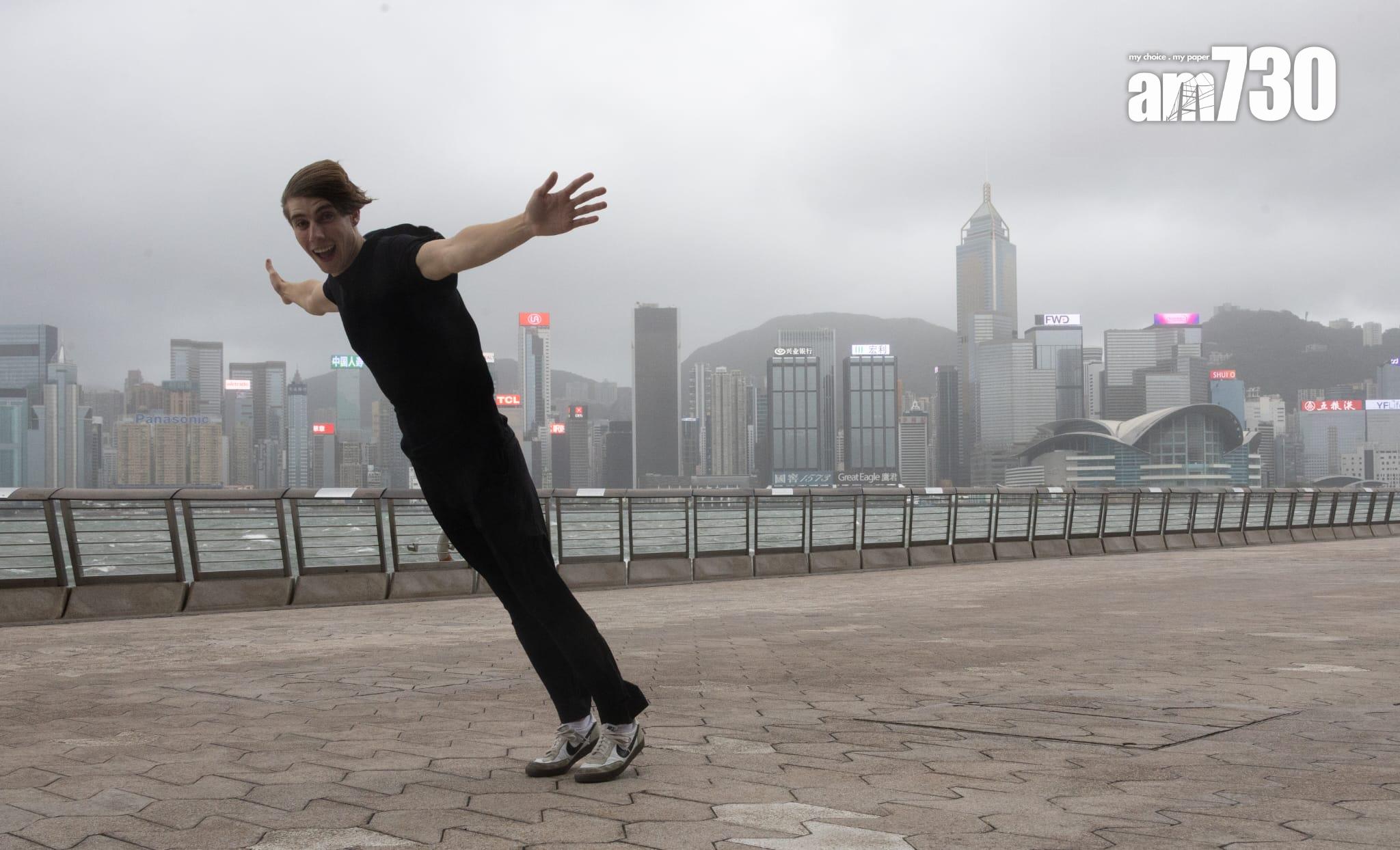 市民暴風雨下外出追風。(蘇文傑攝)