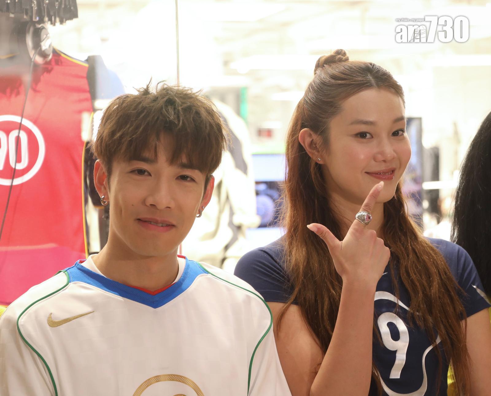 洪嘉豪與歐鎧淳現身尖沙咀出席運動店開幕活動。