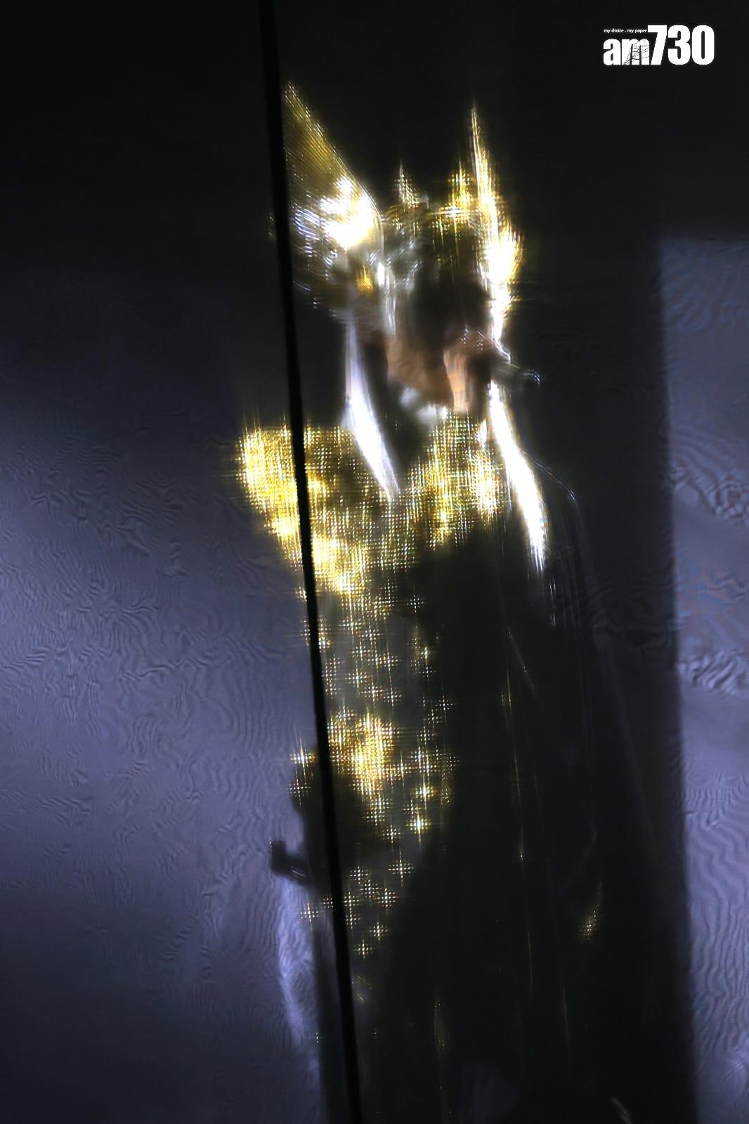 Jeremy頭戴冠冕猶如天神般登場。(林俊源攝)