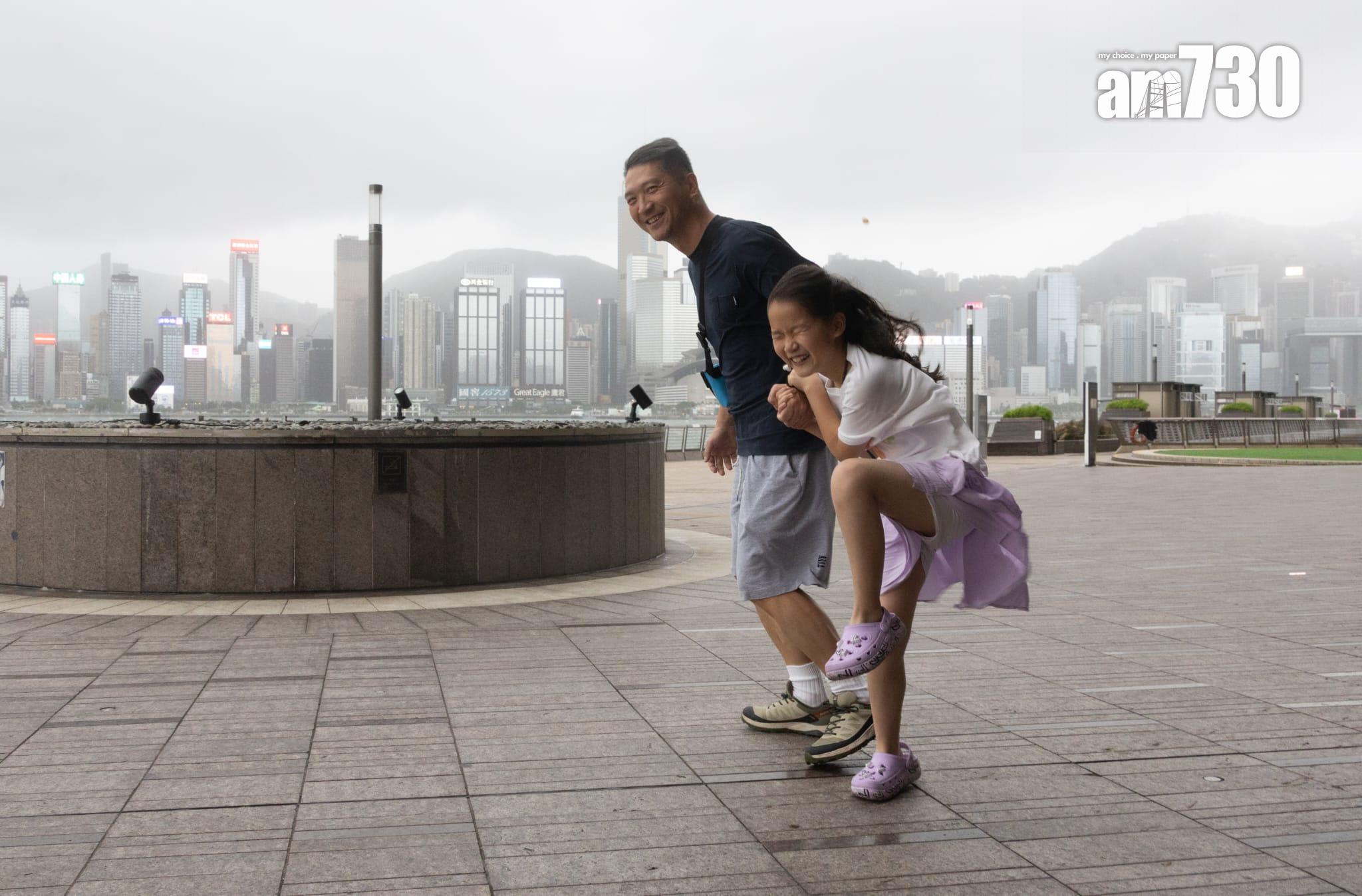 市民暴風雨下外出追風。(蘇文傑攝)
