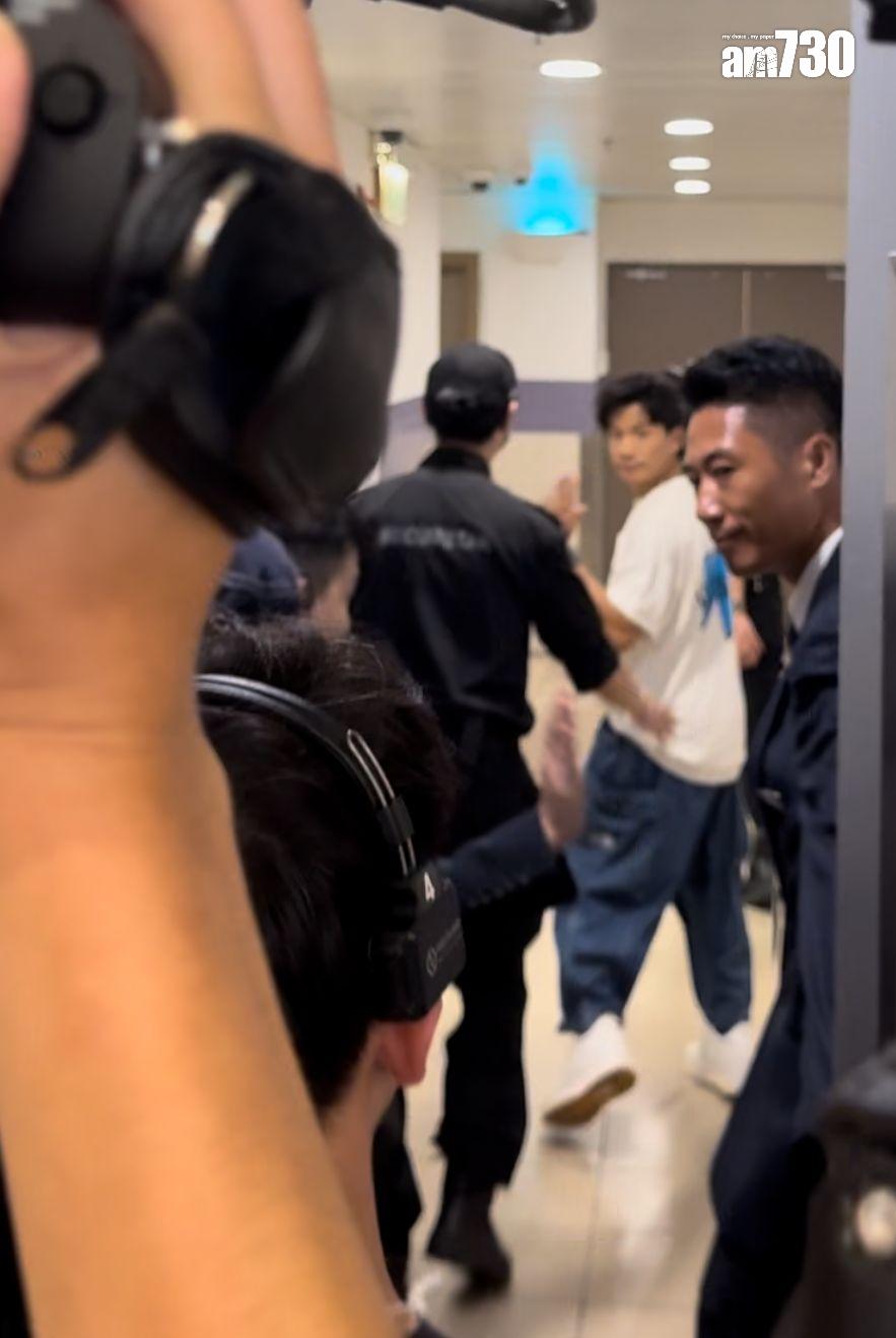 梁釗峰被爆出軌後,日前首度公開現身,活動結束後,急急腳落台離開。 (娛樂組攝)