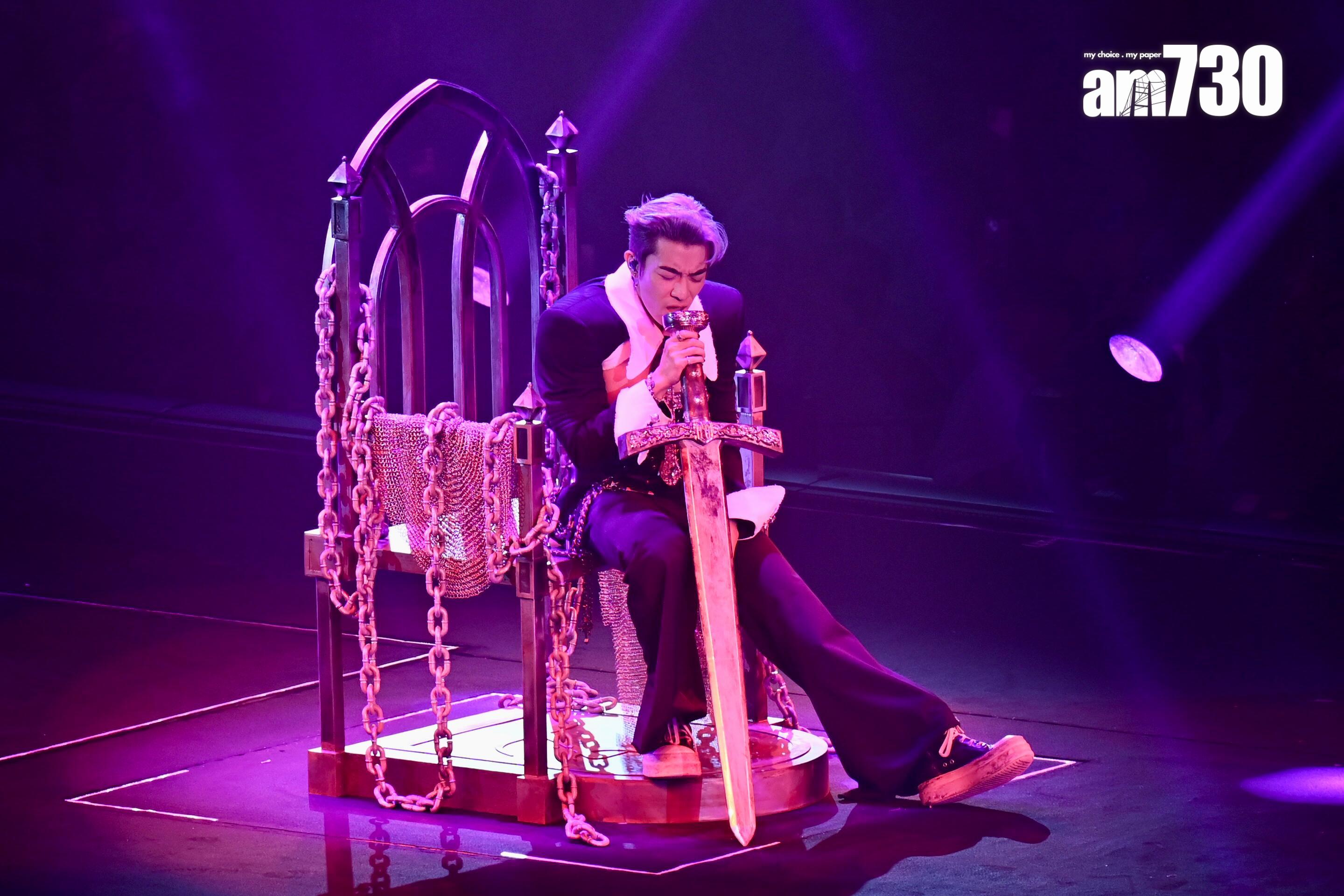 Tyson Yoshi胸前掛上巨型十字架頸鏈,穿窿剪裁令其澎湃胸肌清晰可見。(娛樂組攝)