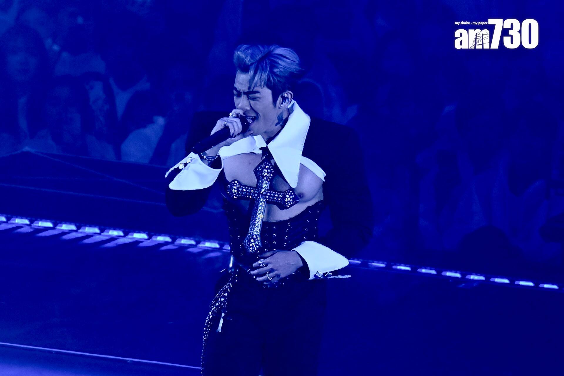 Tyson Yoshi胸前掛上巨型十字架頸鏈,穿窿剪裁令其澎湃胸肌清晰可見。(娛樂組攝)