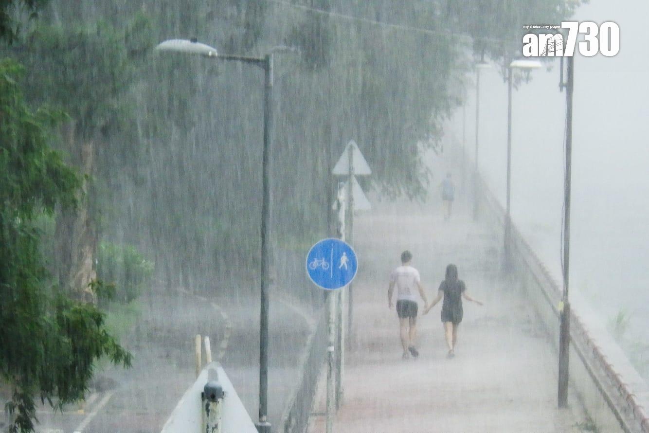 市民暴雨中漫步。(吳康琦攝)