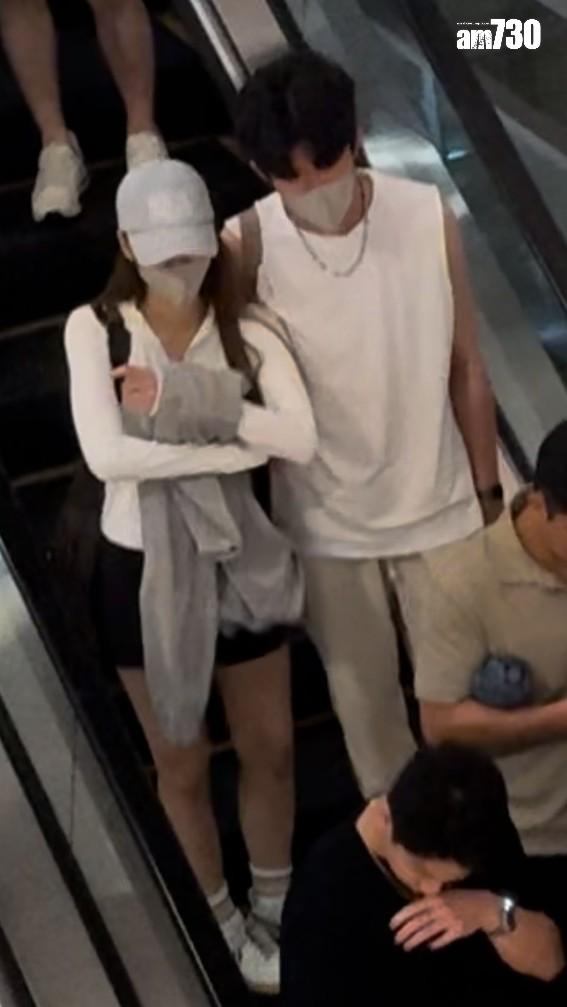 離開時,吳偉豪(黑衫)亦跟鍾柔美同步散場。 (娛樂組攝)