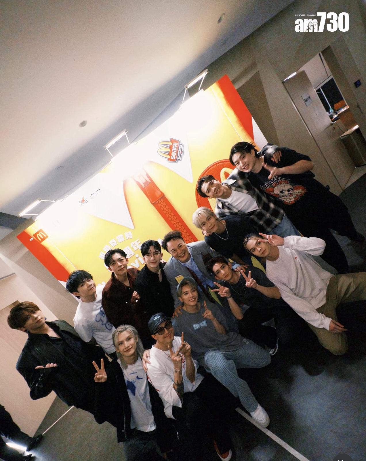 Eason完成表演後,與MIRROR合照。