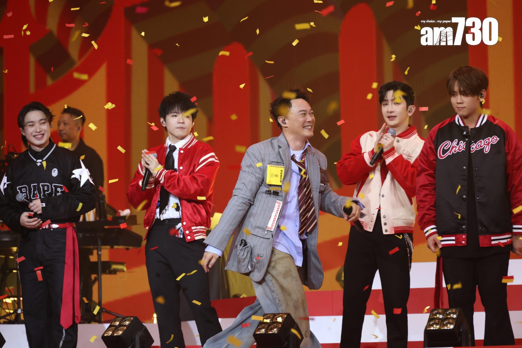 Eason完成表演後,逐一與MIRROR成員擁抱或擊掌。(林俊源攝)