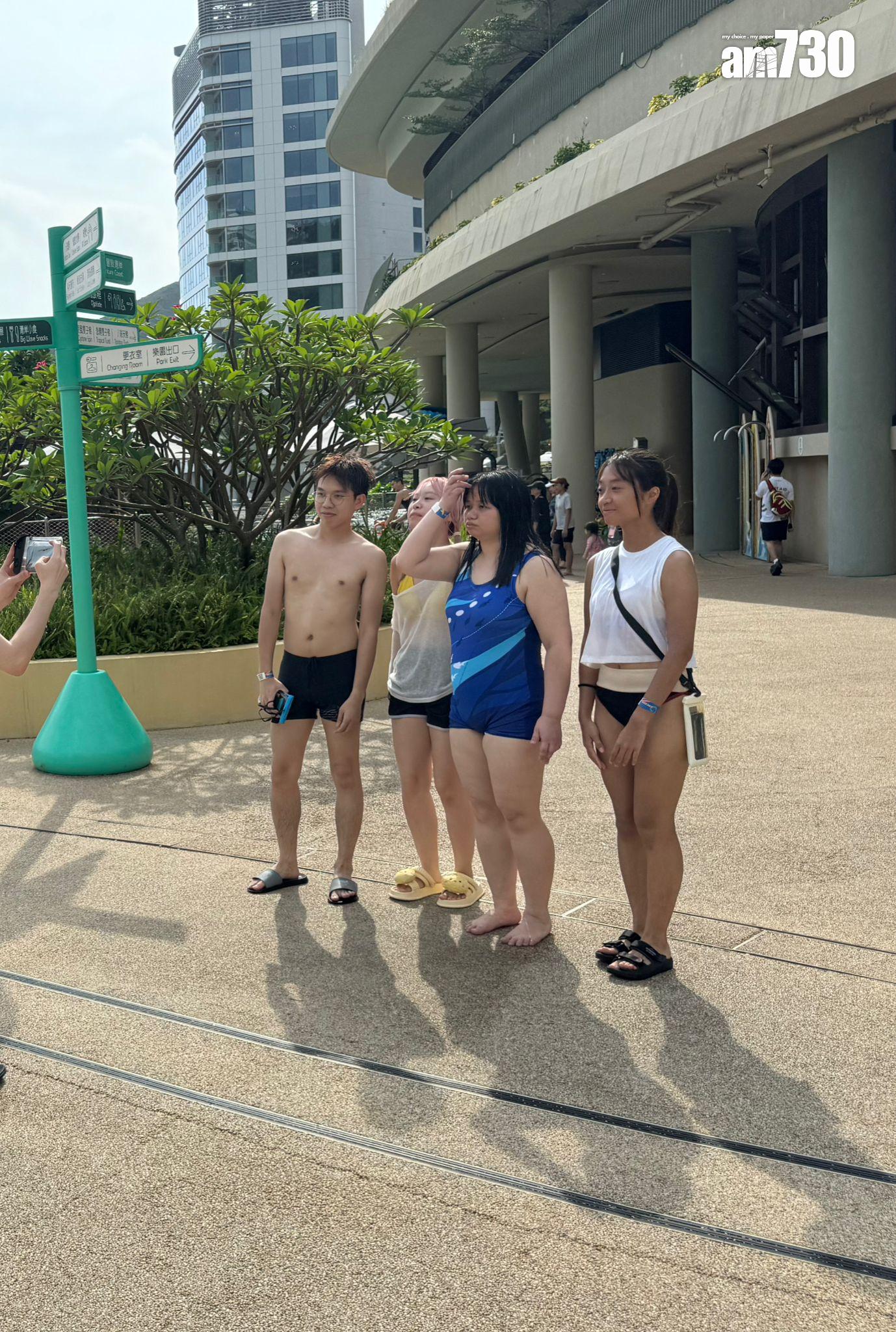 阿儀變成泳客集郵對象,親民答應粉絲合照。(娛樂組攝)