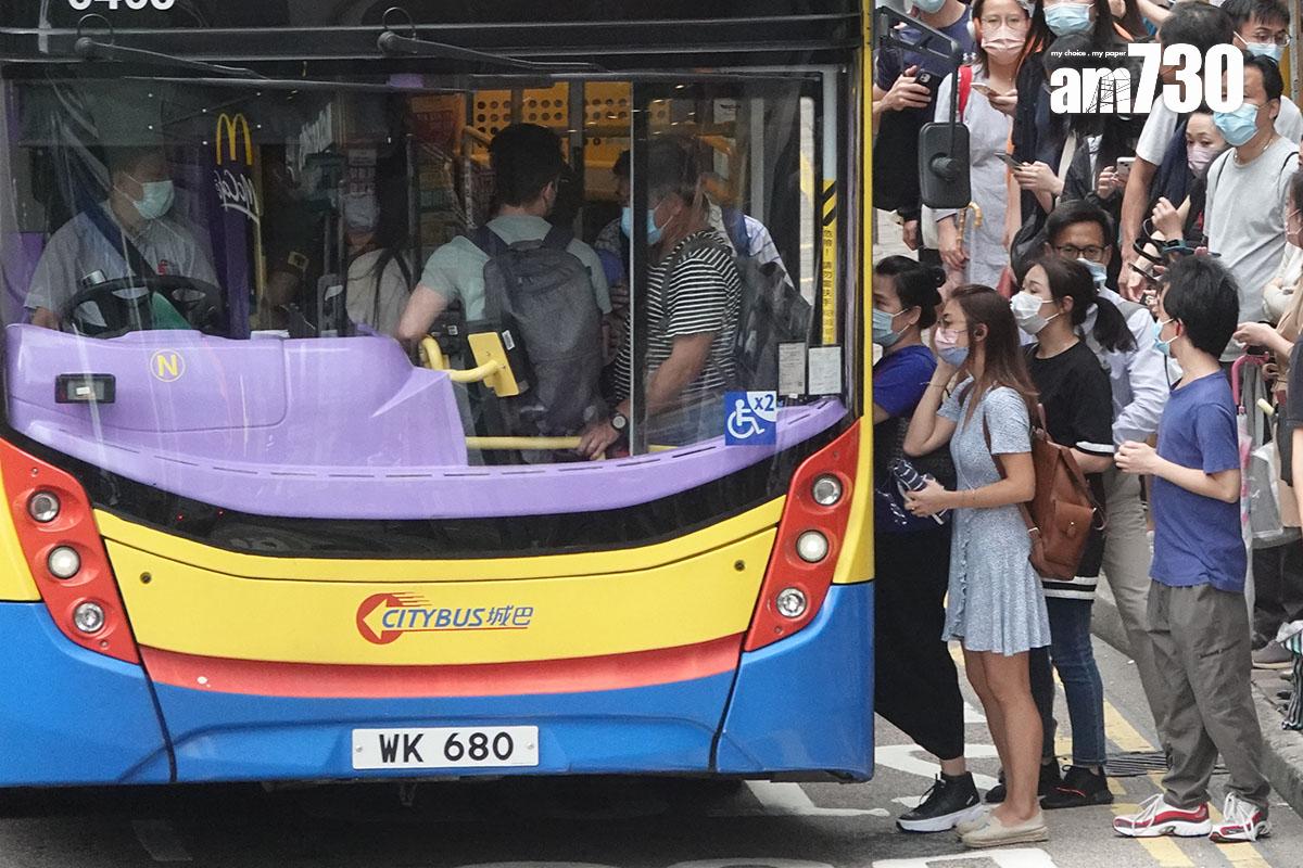 有人不解年輕女乘客搭巴士時享有二元乘車優惠,惹來網民留言反駁;圖非涉事巴士。(資料圖片)
