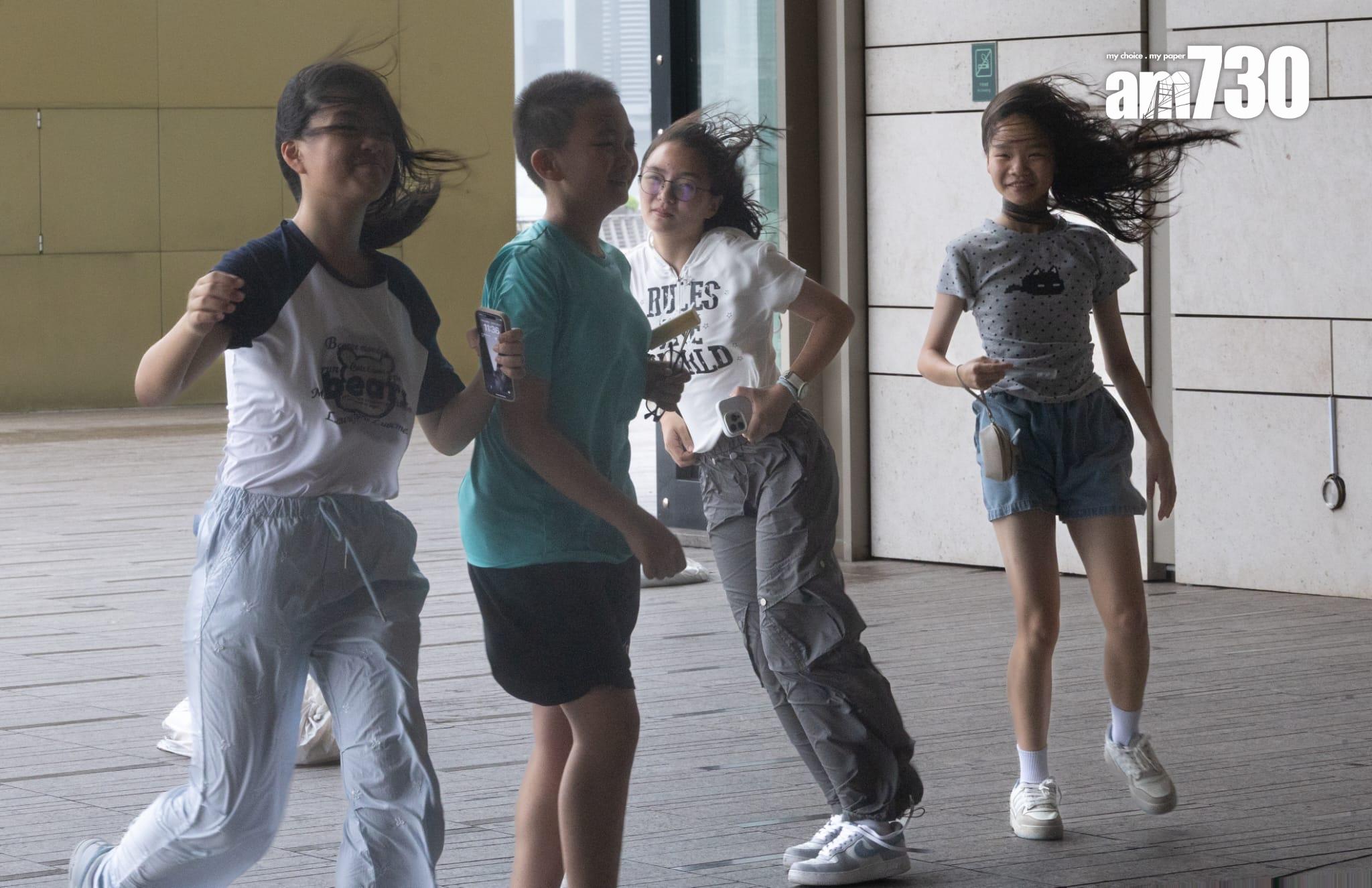 市民暴風雨下外出追風。(蘇文傑攝)