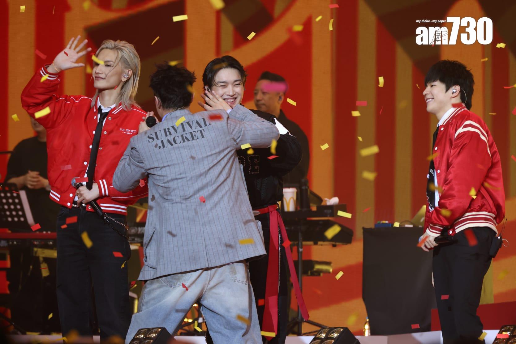 Eason完成表演後,逐一與MIRROR成員擁抱或擊掌。(林俊源攝)