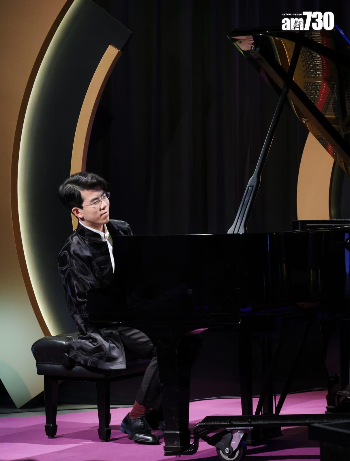 沈靖韜台上即場演奏。(吳康琦攝)