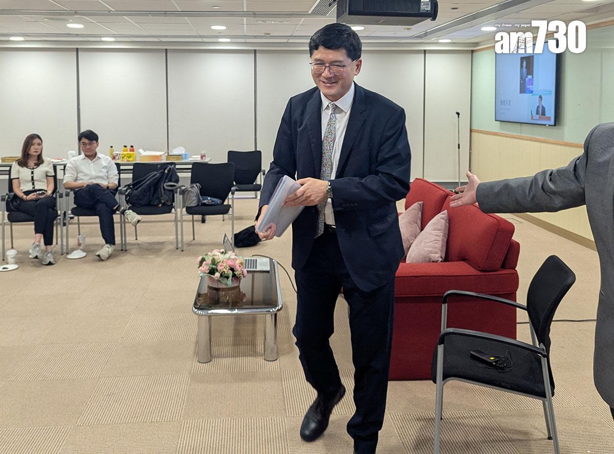 高拔陞笑言退休前夕工作仍然繁重。(羅庸軒攝)