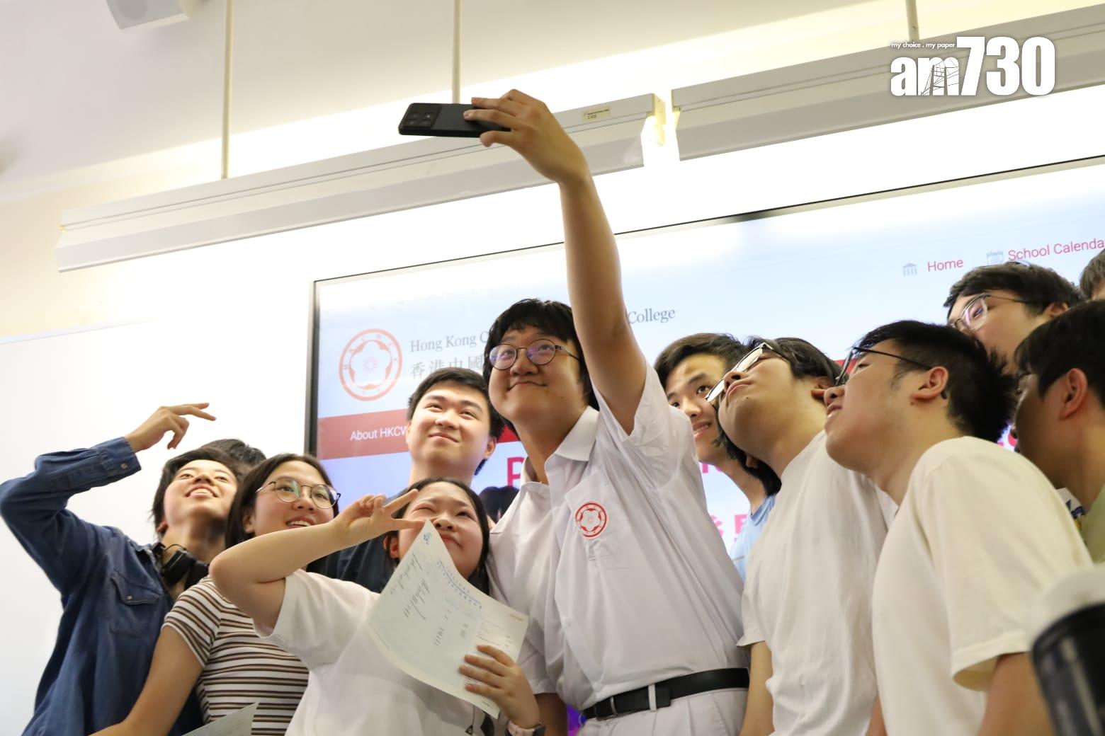 DSE放榜2025|中國婦女會中學王海博在今年DSE核心科目及選修科目取得總共8科5**成績,成為「終極狀元」。(鍾式明攝)